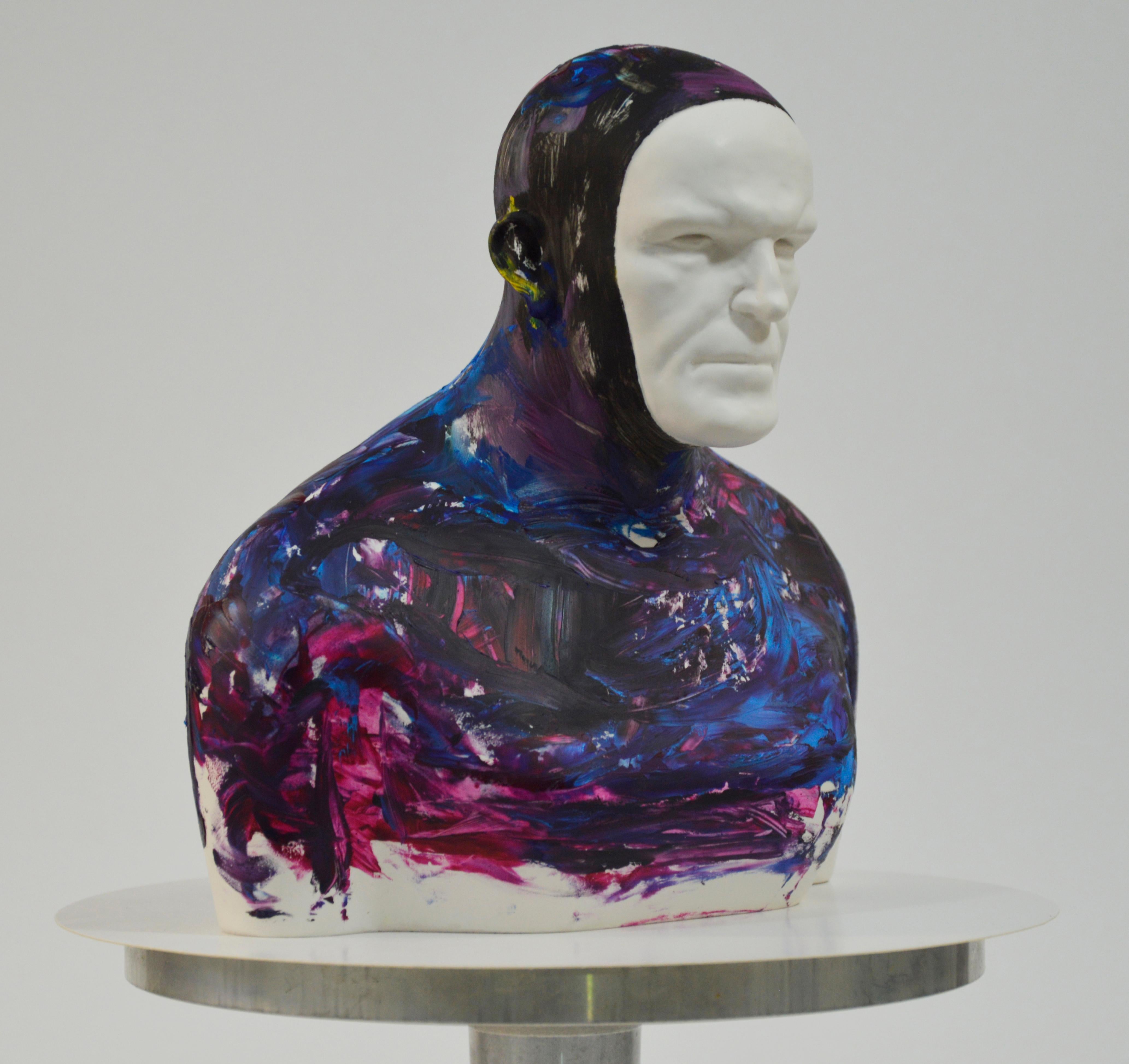 Violett  Schwimmer - Contemporary Handmade Acrylic Resin Sculpture, Männerportrait im Angebot 6