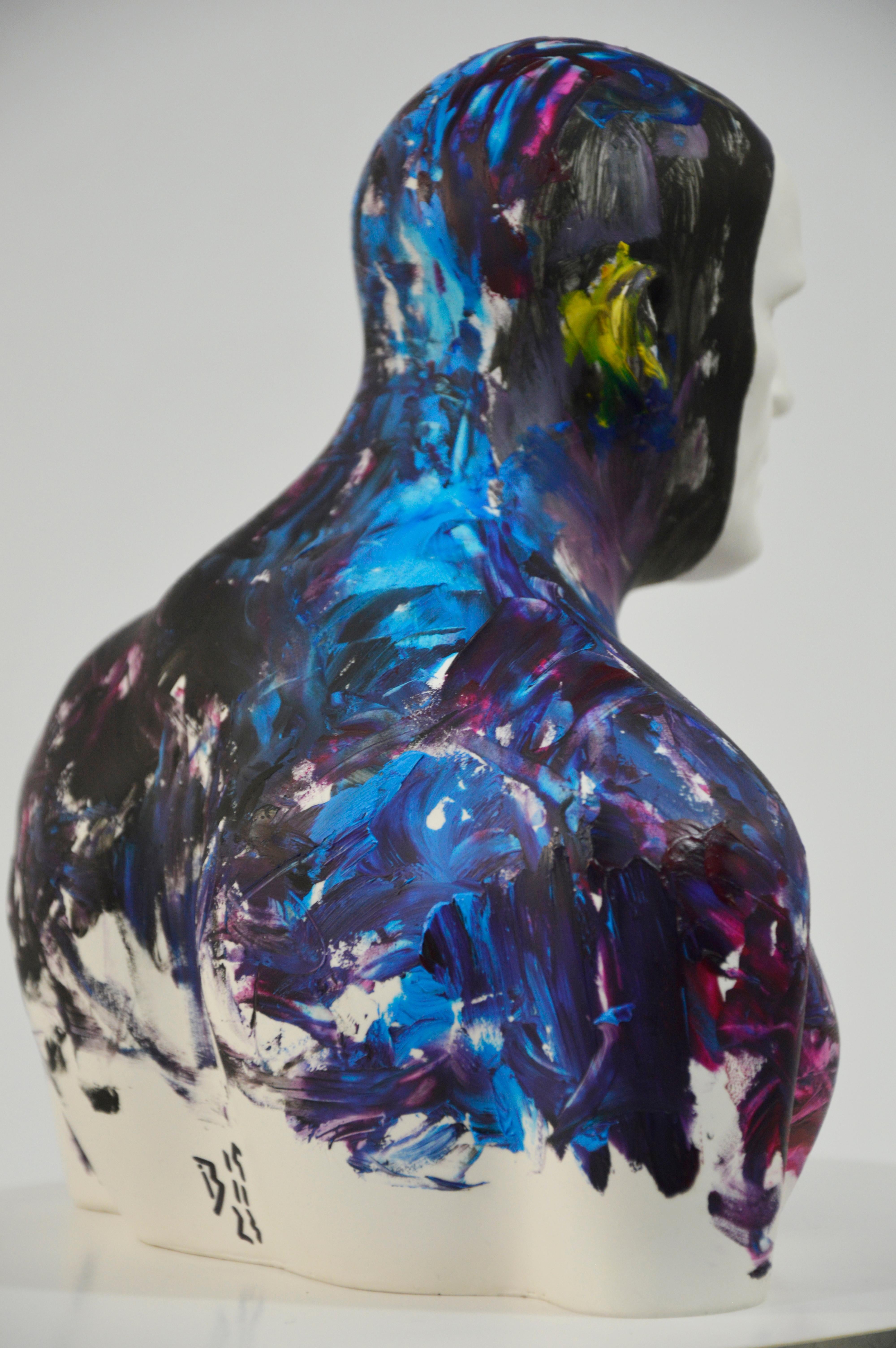 Violett  Schwimmer - Contemporary Handmade Acrylic Resin Sculpture, Männerportrait im Angebot 7