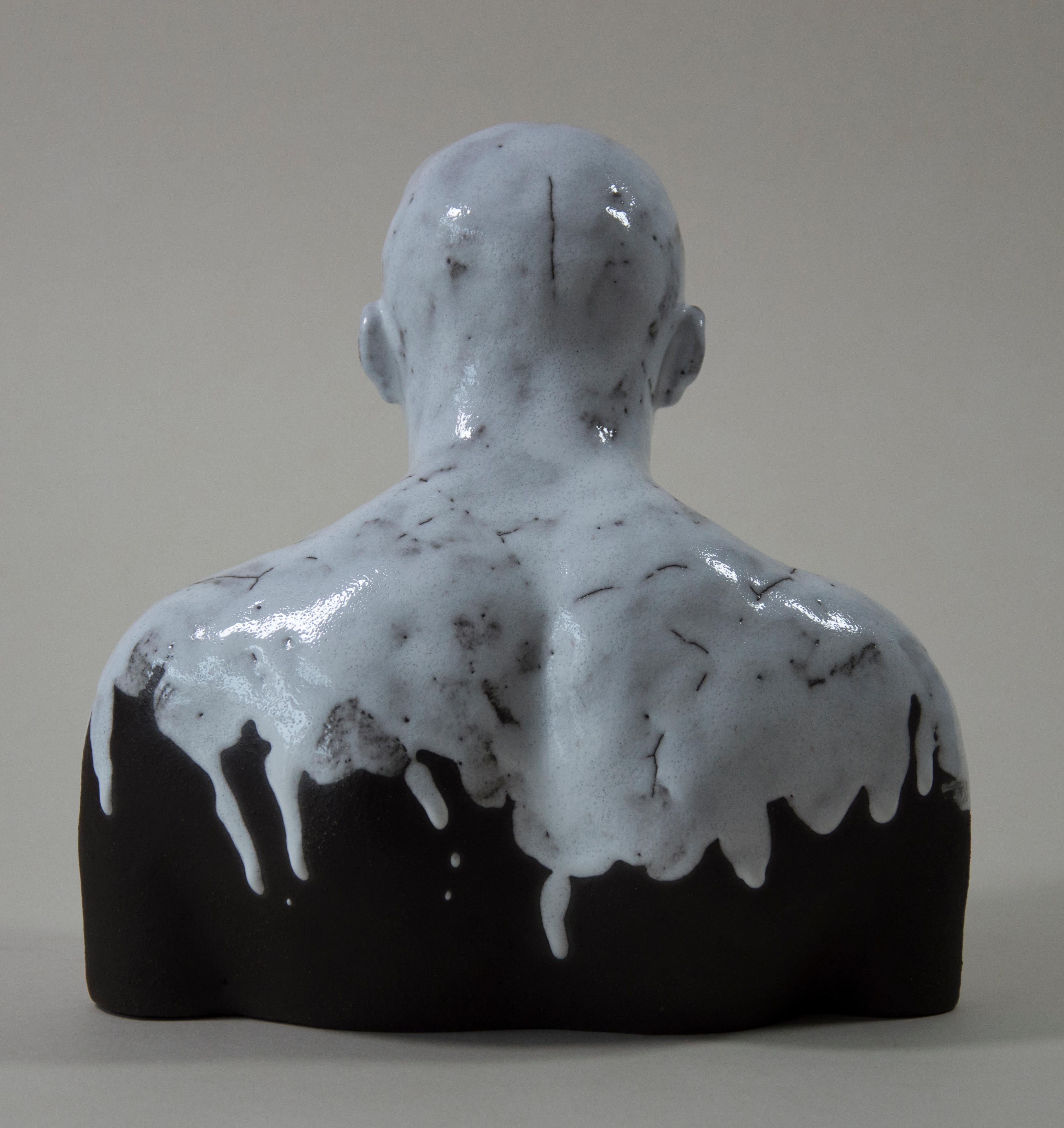 Nageur blanc  - Sculpture contemporaine en céramique émaillée faite à la main, portrait d'homme - Gris Nude Sculpture par Tomasz Bielak