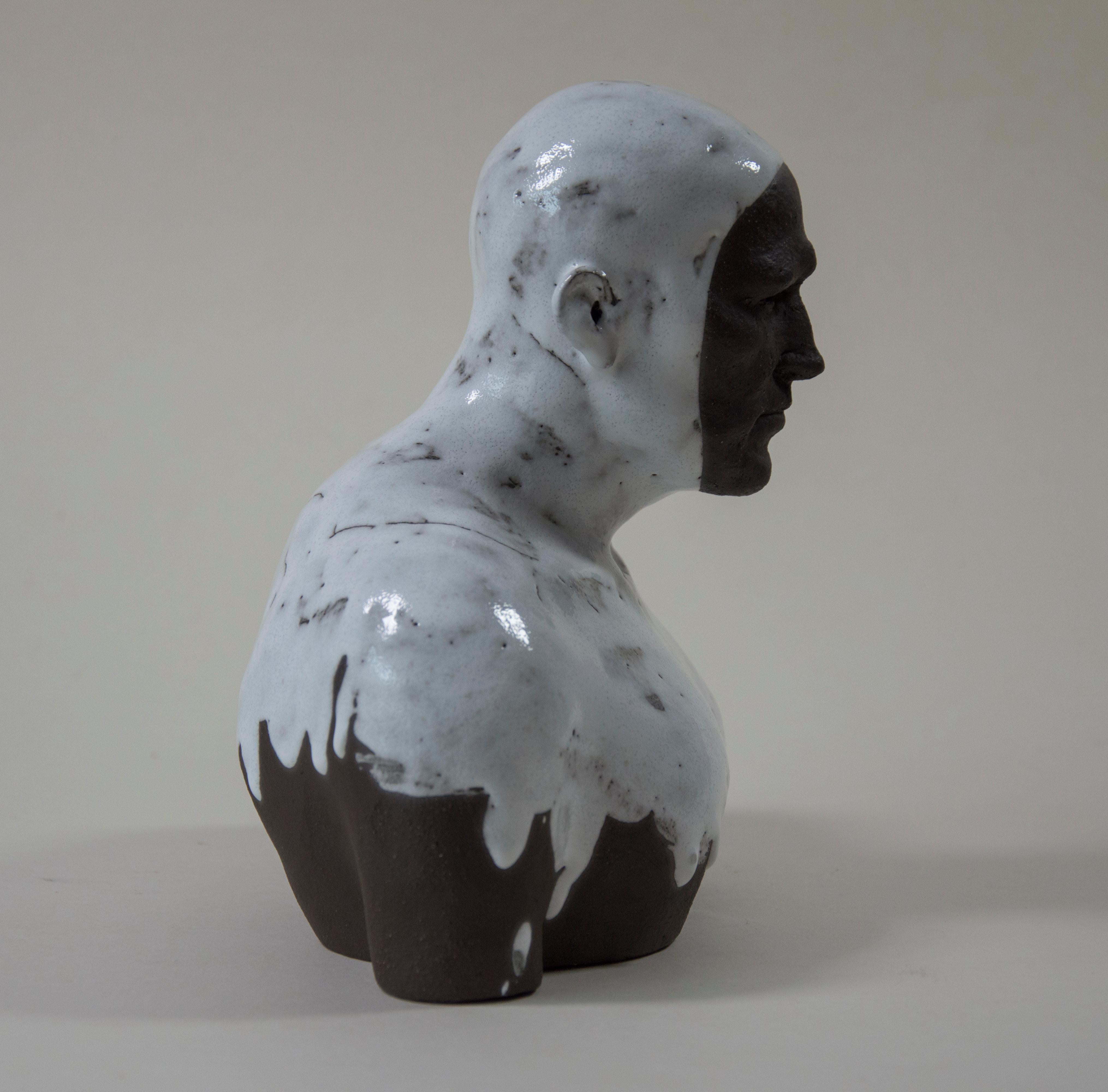 Weißer Schwimmer  Zeitgenössische handgefertigte glasierte Keramikskulptur eines Mannes, Porträt (Grau), Nude Sculpture, von Tomasz Bielak