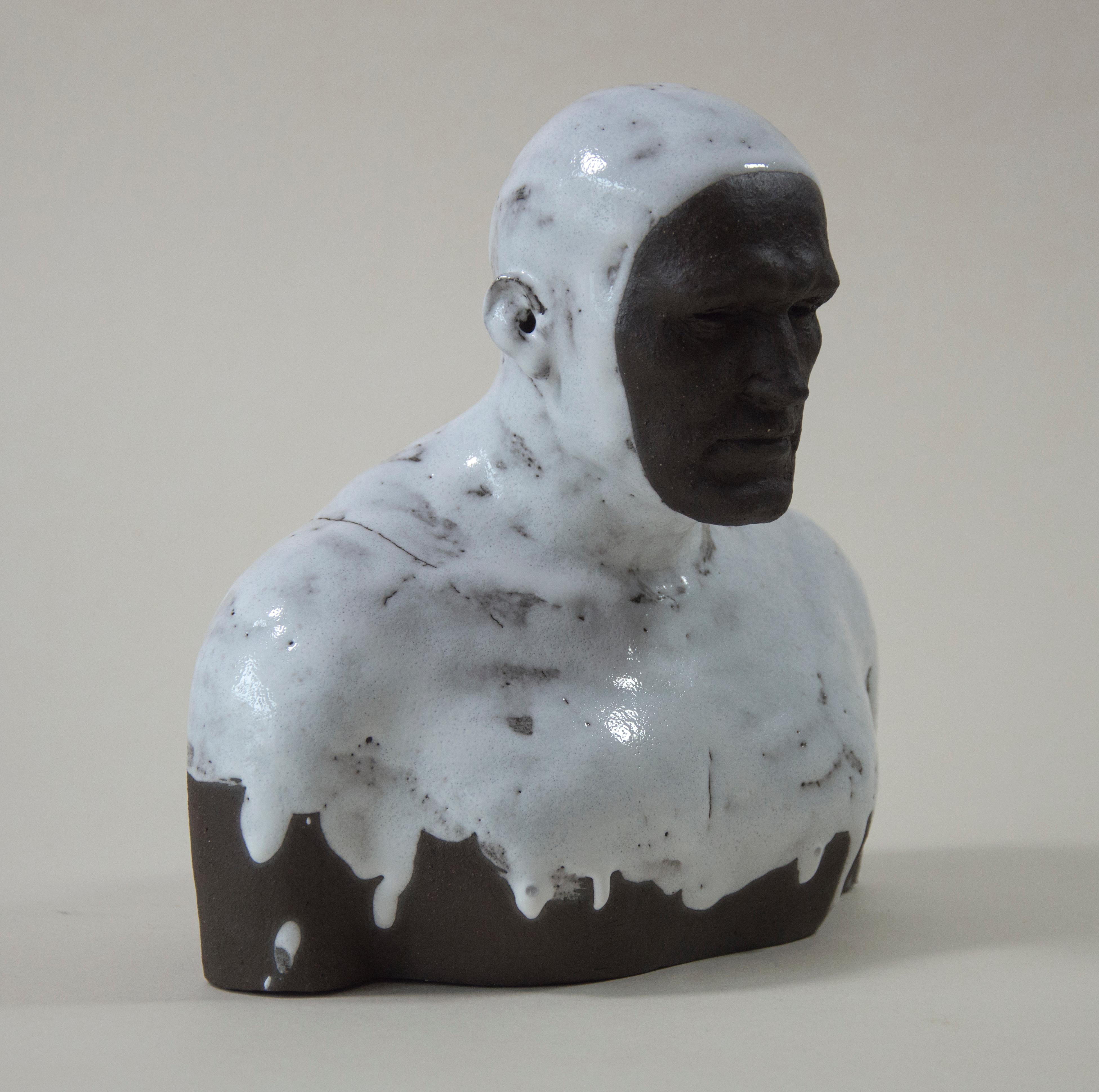 Nageur blanc  - Sculpture contemporaine en céramique émaillée faite à la main, portrait d'homme en vente 1