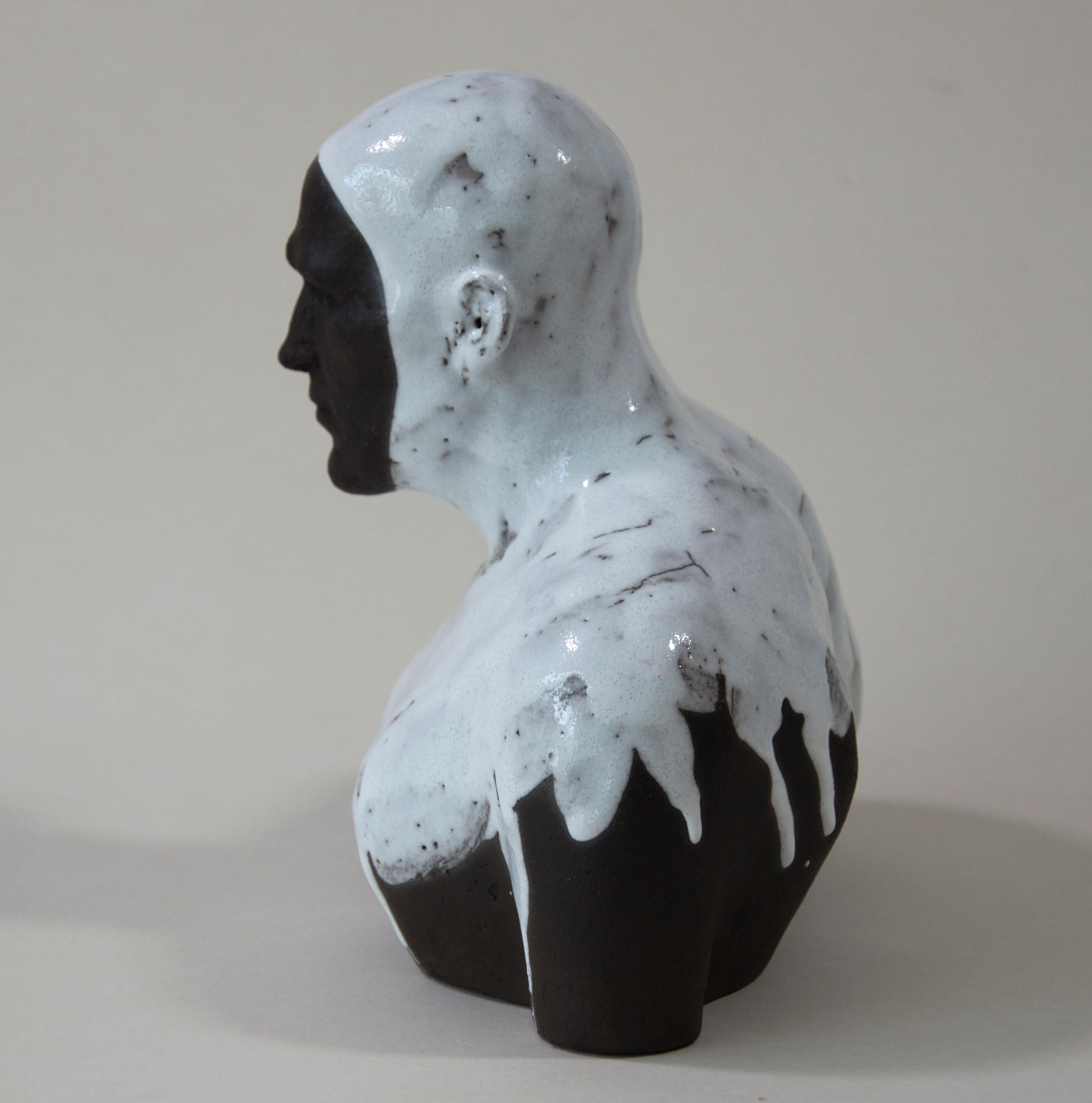 Nageur blanc  - Sculpture contemporaine en céramique émaillée faite à la main, portrait d'homme en vente 3