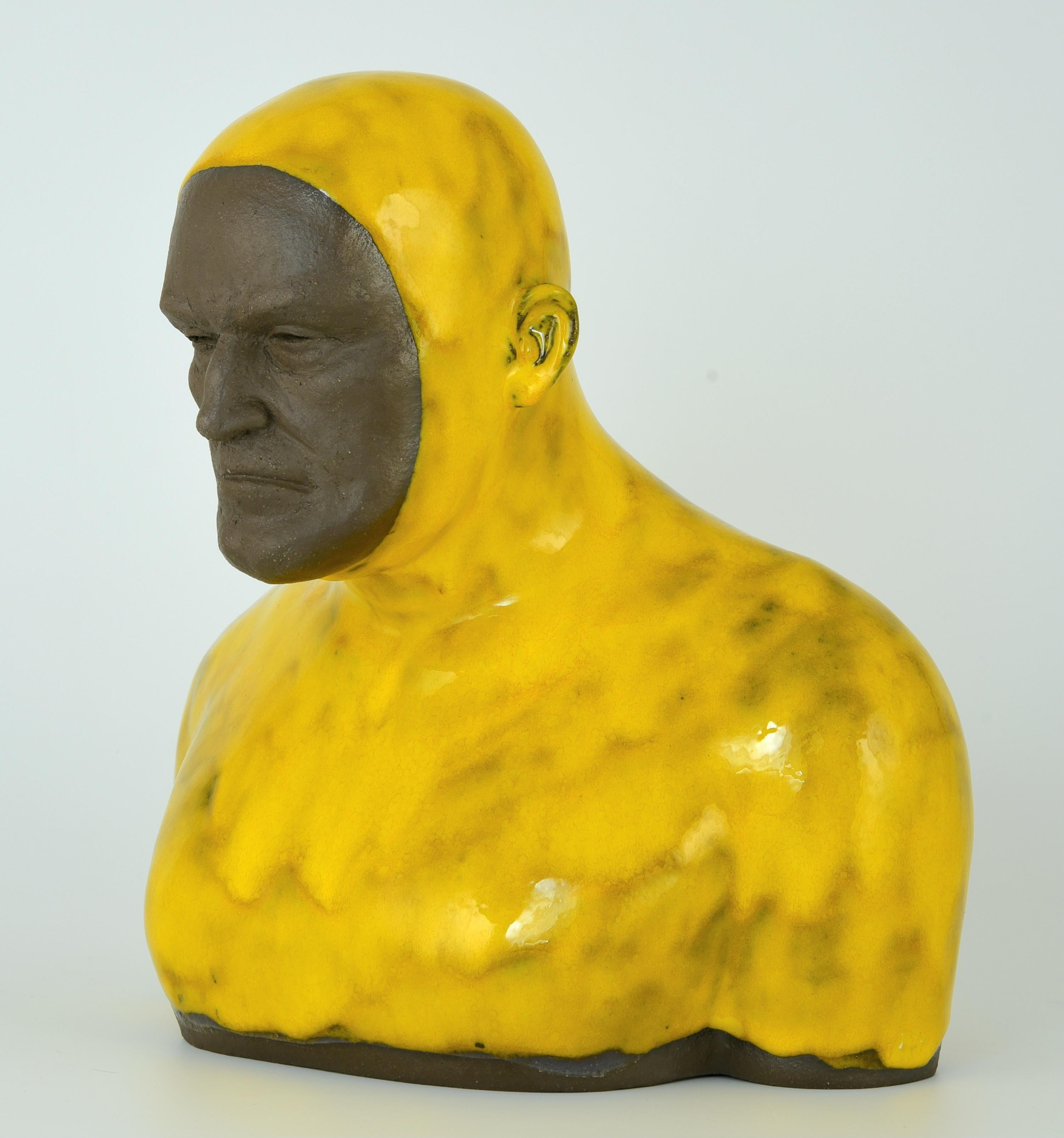 Gelber Swimmer 2 Groß – handgefertigte moderne glasierte Keramikskulptur eines Mannes, Porträt – Sculpture von Tomasz Bielak