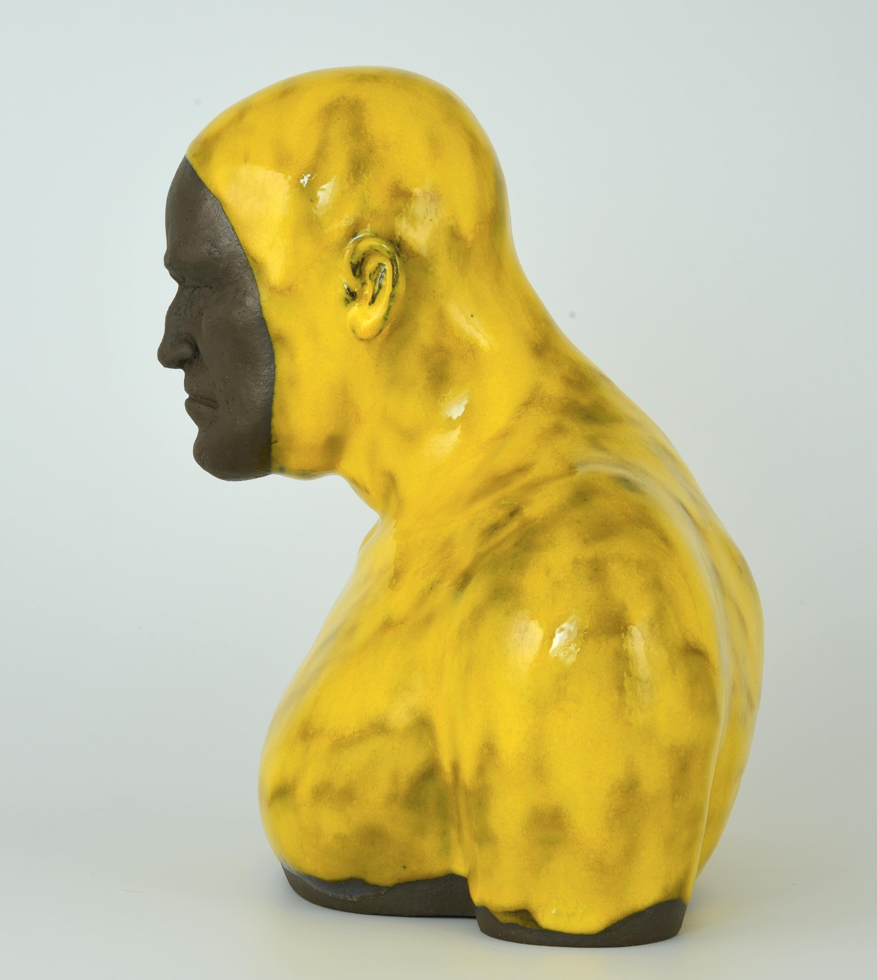 Gelber Swimmer 2 Groß – handgefertigte moderne glasierte Keramikskulptur eines Mannes, Porträt (Zeitgenössisch), Sculpture, von Tomasz Bielak