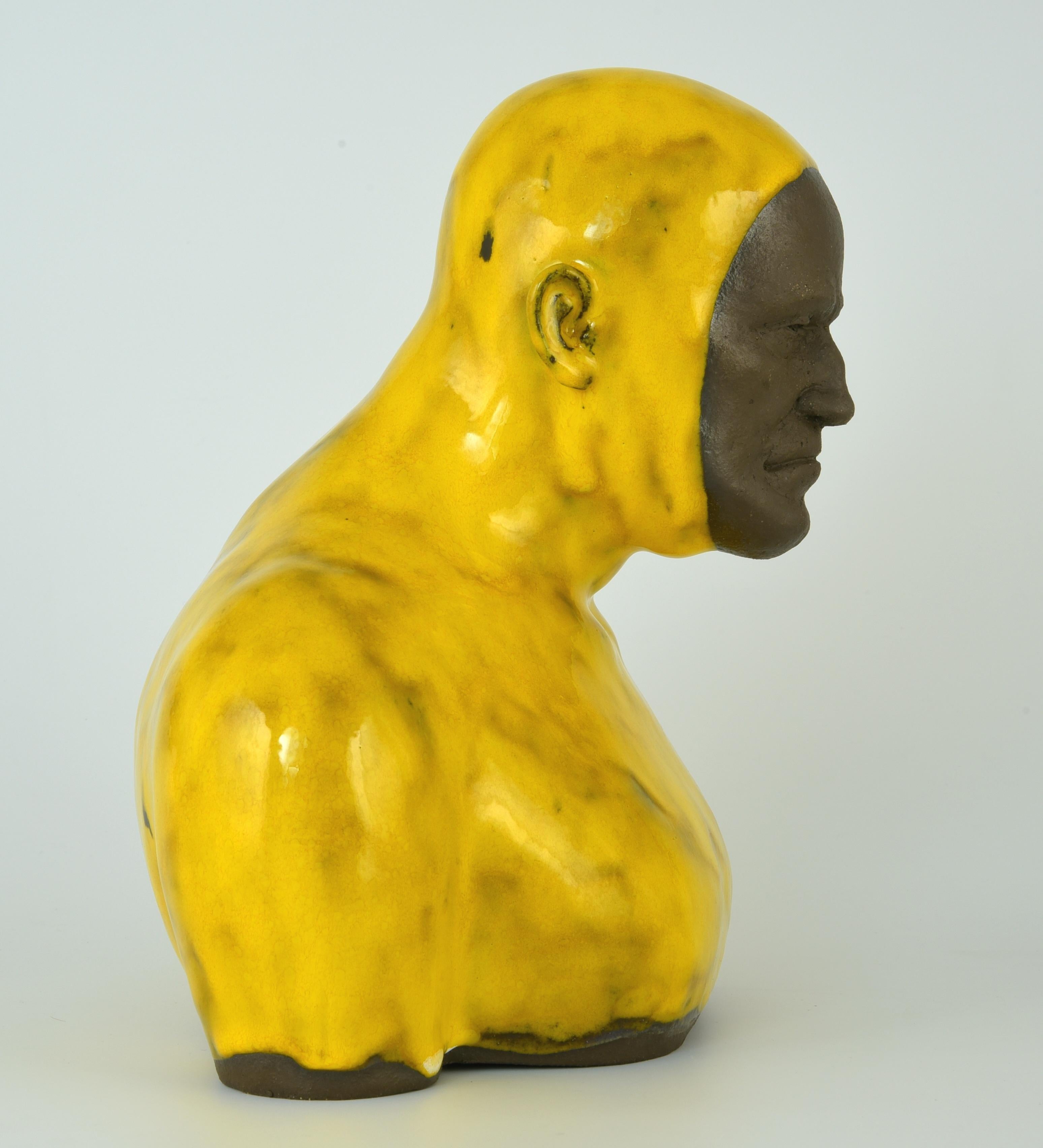 Gelber Swimmer 2 Groß – handgefertigte moderne glasierte Keramikskulptur eines Mannes, Porträt im Angebot 1