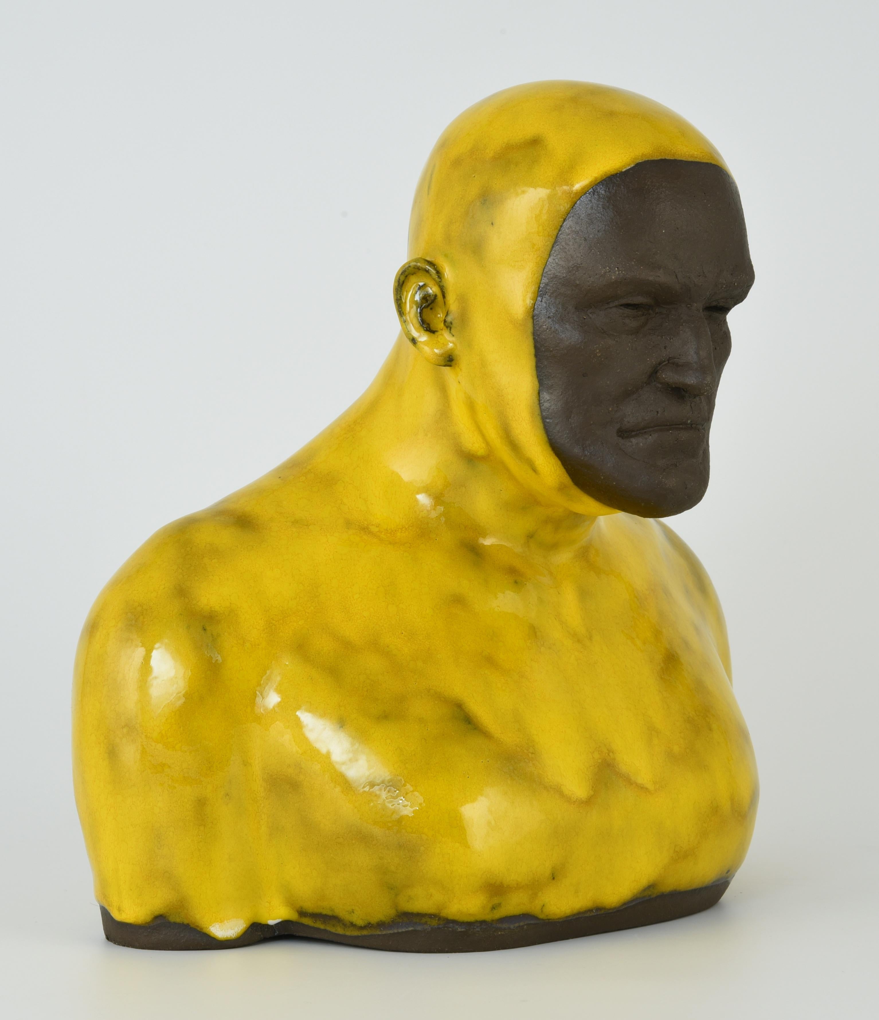 Gelber Swimmer 2 Groß – handgefertigte moderne glasierte Keramikskulptur eines Mannes, Porträt im Angebot 2