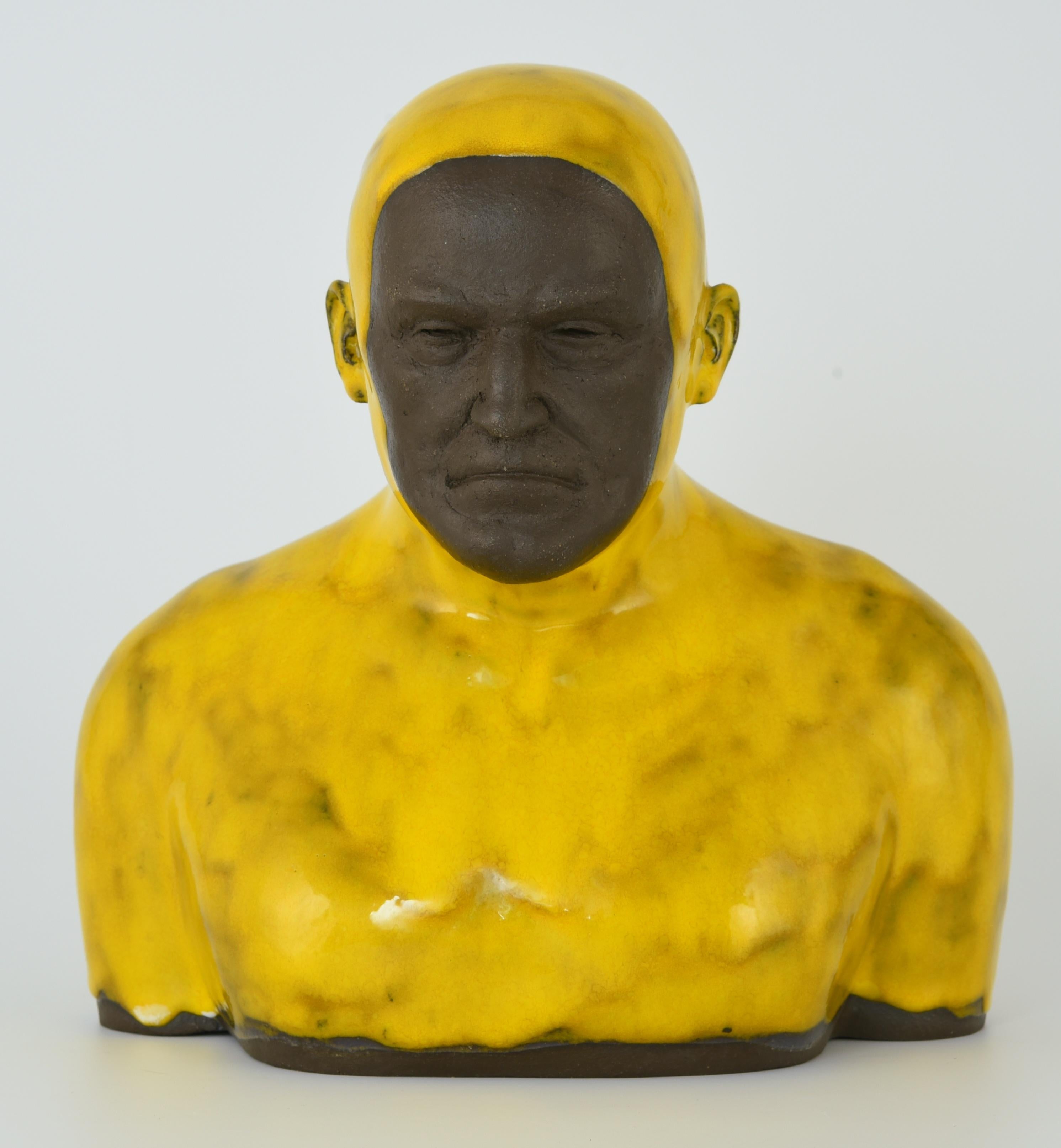 Gelber Swimmer 2 Groß – handgefertigte moderne glasierte Keramikskulptur eines Mannes, Porträt