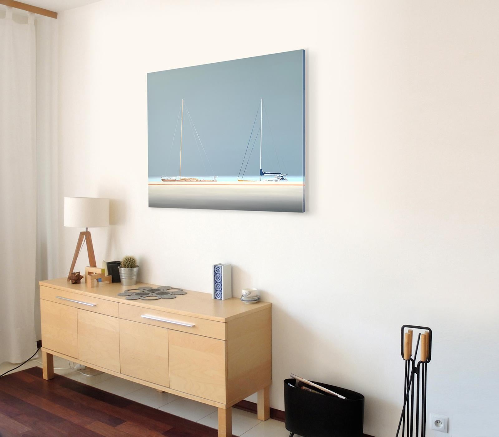Muelle Con Yates, Pintura Paisaje Marino Moderno, Minimalista, Vista al Mar - Figurative Painting Gris de Tomasz Kołodziejczyk