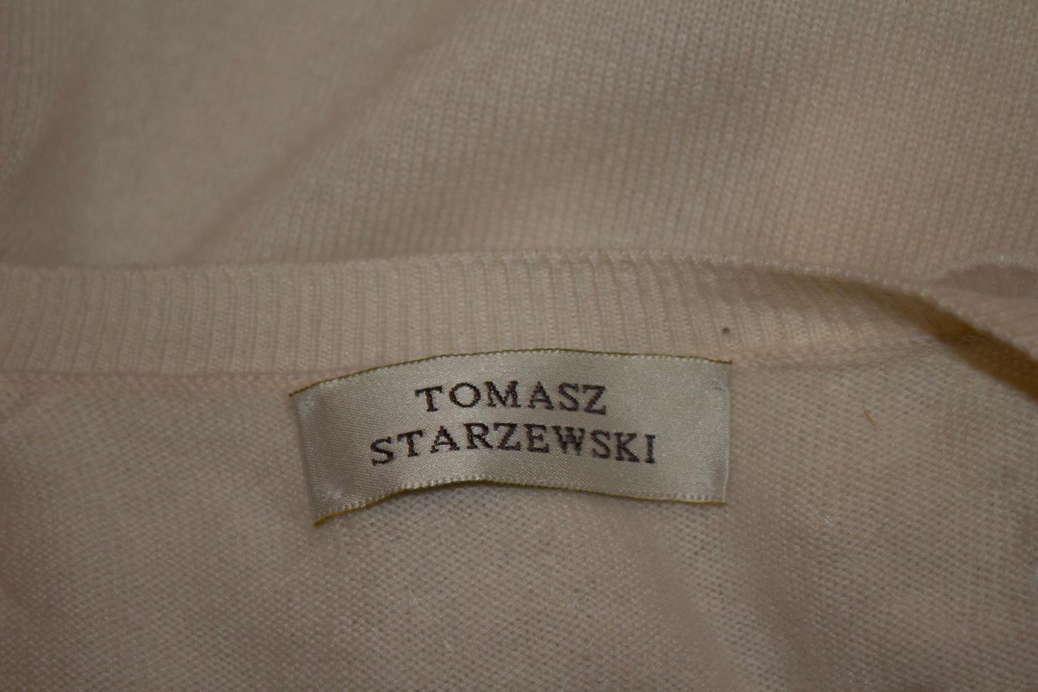 Ein schicker und warmer weißer Kaschmir-Cardigan, perfekt für den Frühling/Sommer. Die Strickjacke wird in Schottland (der Heimat des besten Kaschmirs) hergestellt und hat einen Rundhalsausschnitt mit seidenbezogenen Knöpfen. Die Vorderseite ist mit
