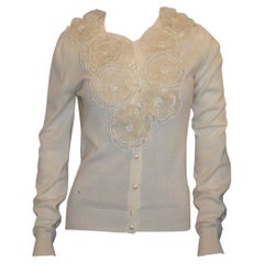 Tomasz Starzewski  Cardigan en cachemire blanc avec fleurs en soie