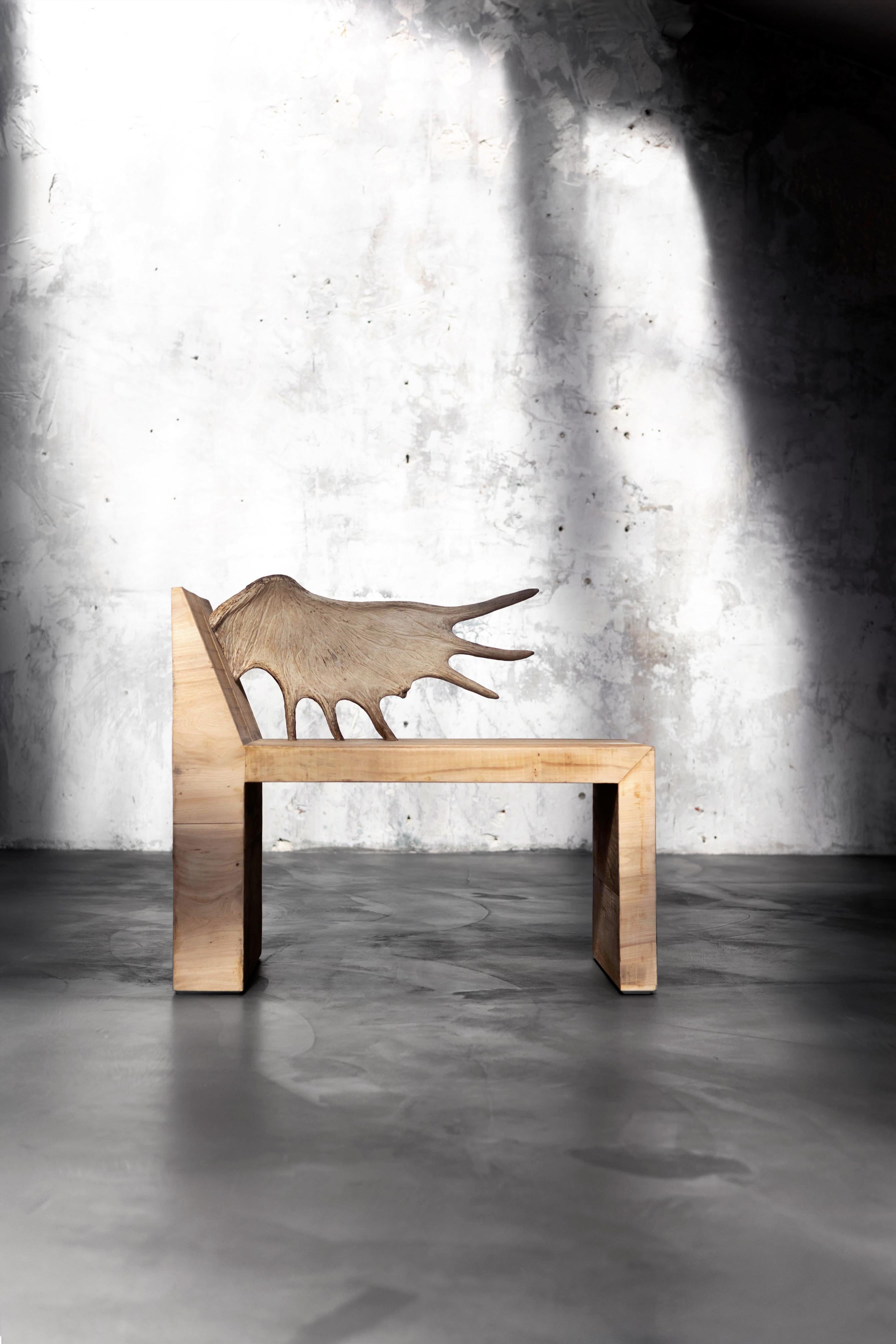 Sedia Tomb Stag di Rick Owens
Firmato e numerato
Edizione limitata di 8 pezzi
Dimensioni: D 50 x L 90 x H 80 cm. SH: 46 cm.
Materiali: Olmo bianco e corno d'alce.

Rick Owens è un designer di moda e arredamento nato in California che ha sviluppato