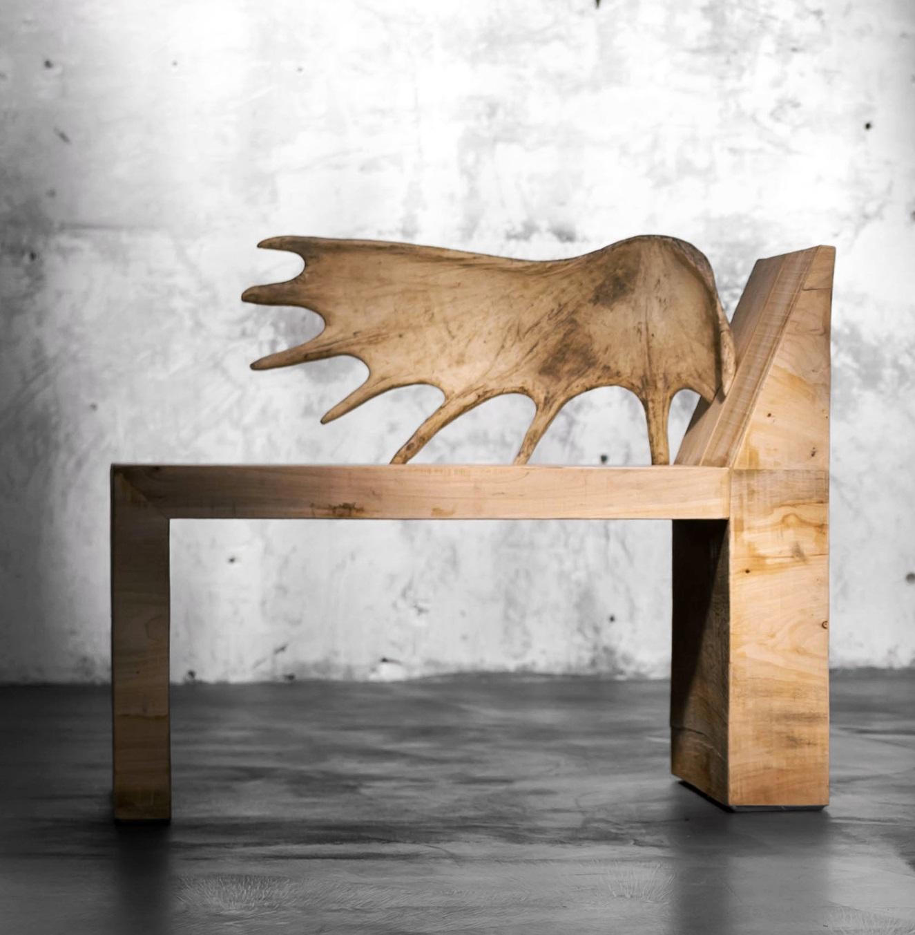 Hirschstuhl aus Tomb von Rick Owens
Signiert und nummeriert
Limitierte Auflage von 8 Exemplaren
Abmessungen: T 50 x B 90 x H 80 cm. SH: 46 cm.
MATERIALIEN: Weiße Ulme und Elchgeweih.

Rick Owens ist ein in Kalifornien geborener Mode- und