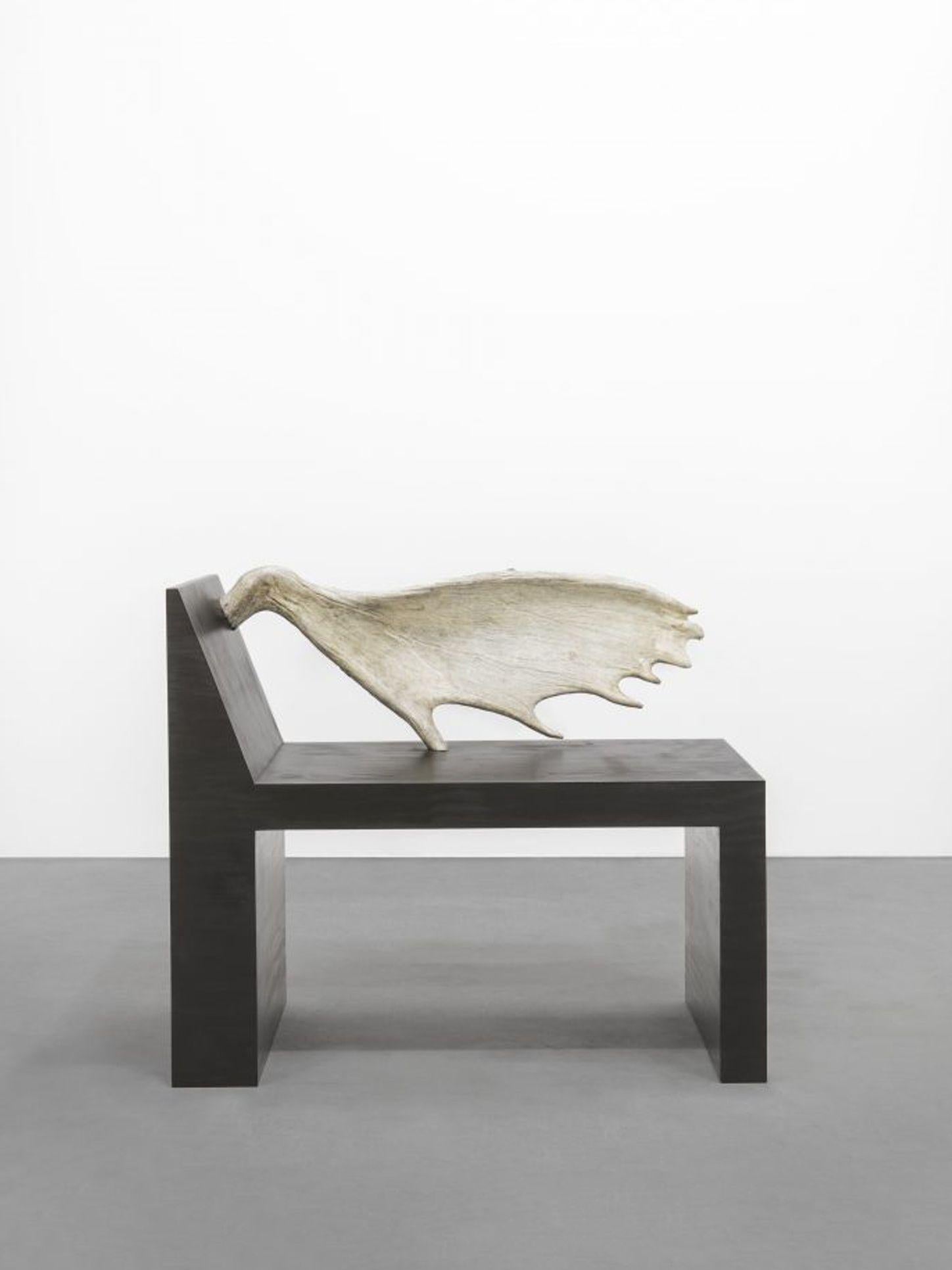 Sedia Tomb Stag di Rick Owens
Firmato e numerato
Edizione limitata di 8 pezzi
Dimensioni: D 50 x L 90 x H 80 cm. SH: 46 cm.
Materiali: Basalto e corno d'alce.

Rick Owens è un designer di moda e arredamento nato in California che ha sviluppato uno