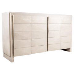 Armoire Tomboy 8 en galuchat crème de R & Y Augousti