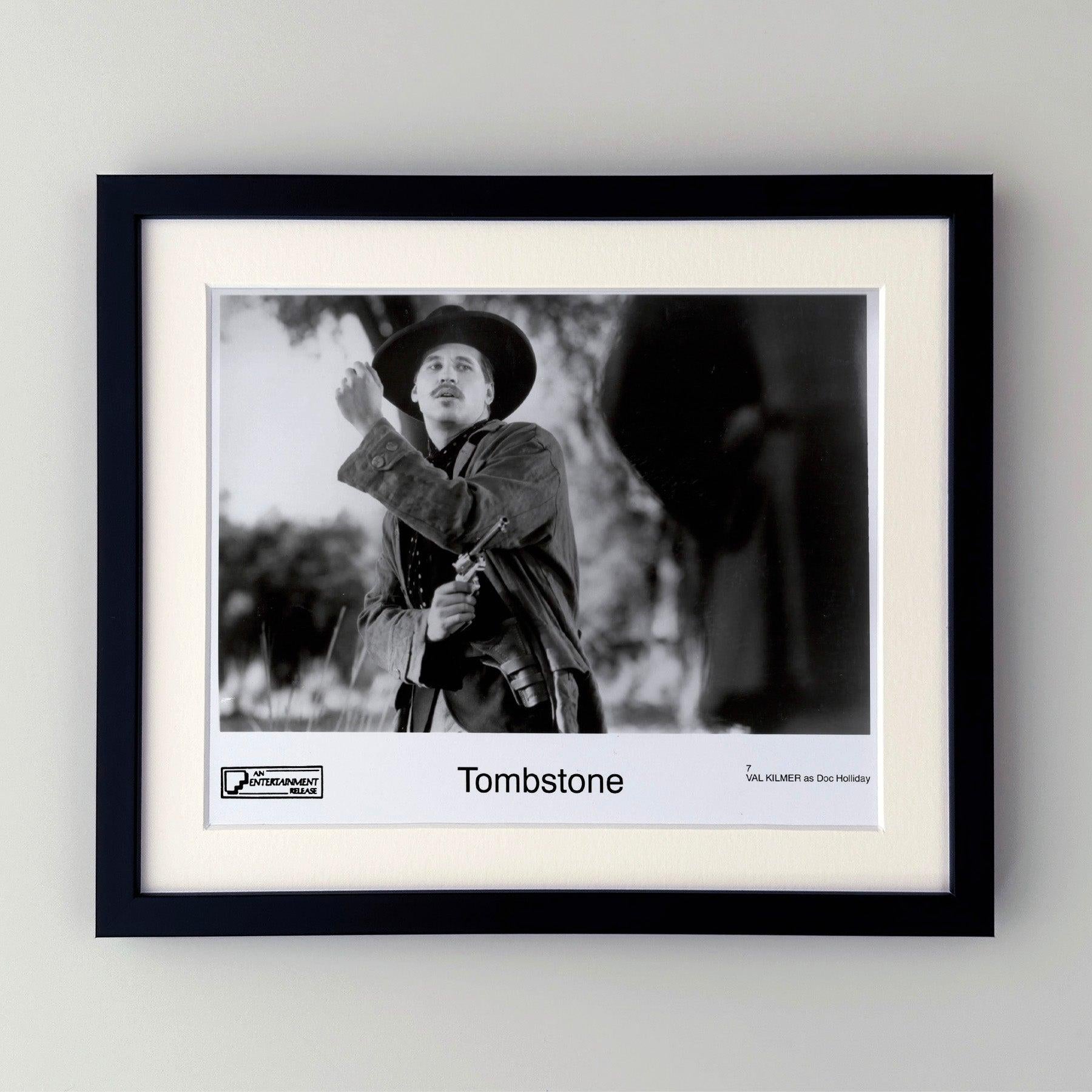 Original 8x10 inches Publicity Film Still for Tombstone (1993) starring Kurt Russell and Val Kilmer.

Les photos de publicité (film/production) ont été créées pour aider les studios à promouvoir leurs nouveaux films. Les photos ont été incluses dans
