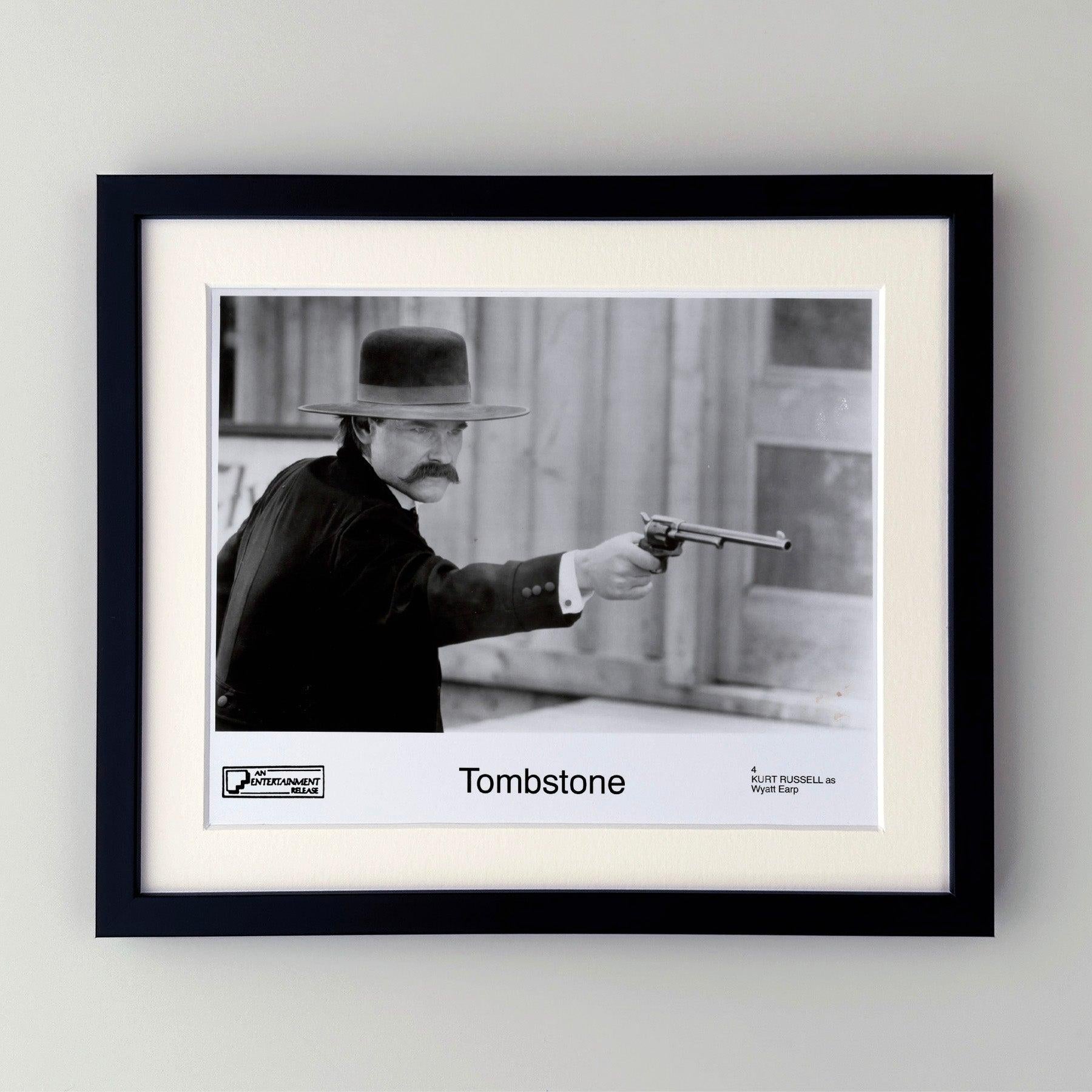 Original 8x10 inches Publicity Film Still for Tombstone (1993) starring Kurt Russell and Val Kilmer.

Les photos de publicité (film/production) ont été créées pour aider les studios à promouvoir leurs nouveaux films. Les photos ont été incluses dans