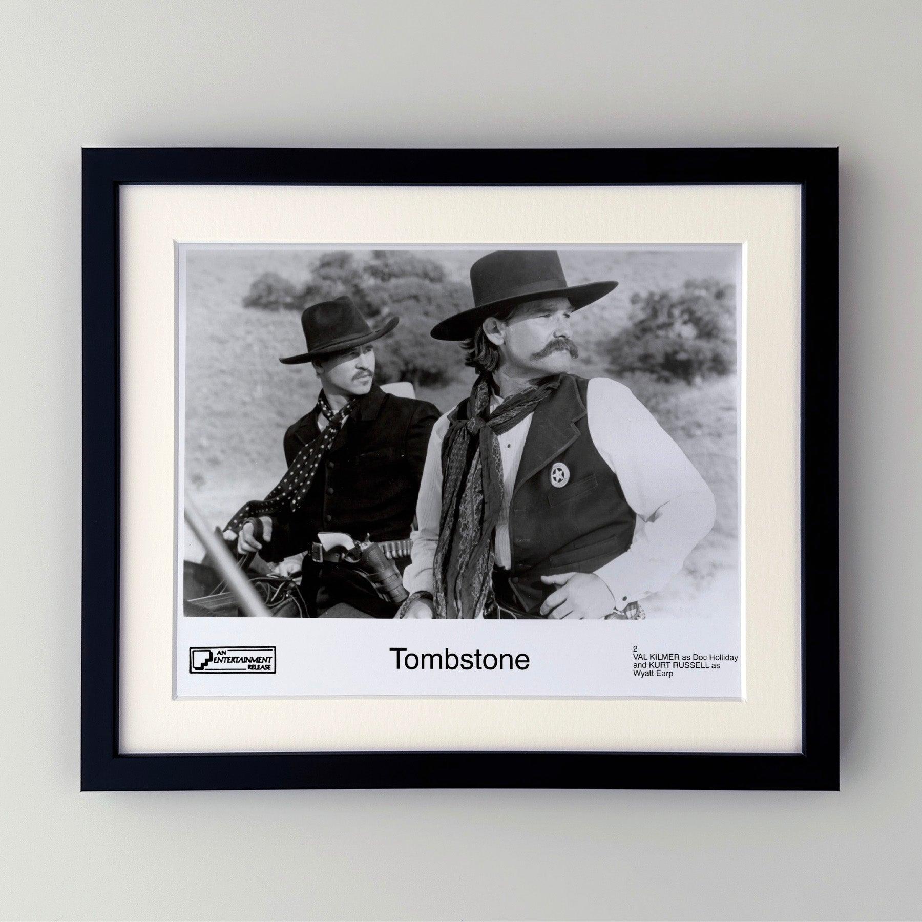 Original 8x10 inches Publicity Film Still for Tombstone (1993) starring Kurt Russell and Val Kilmer.

Les photos de publicité (film/production) ont été créées pour aider les studios à promouvoir leurs nouveaux films. Les photos ont été incluses dans