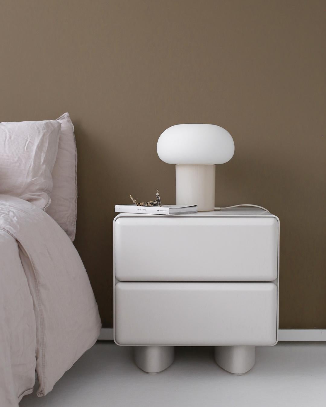 Une esthétique de l'honnêteté imprègne les meubles de Yet Design/One, mettant en valeur la puissance et la beauté des formes géométriques simples. Leurs designs intemporels combinent des formes sculpturales, les imperfections parfaites du matériau