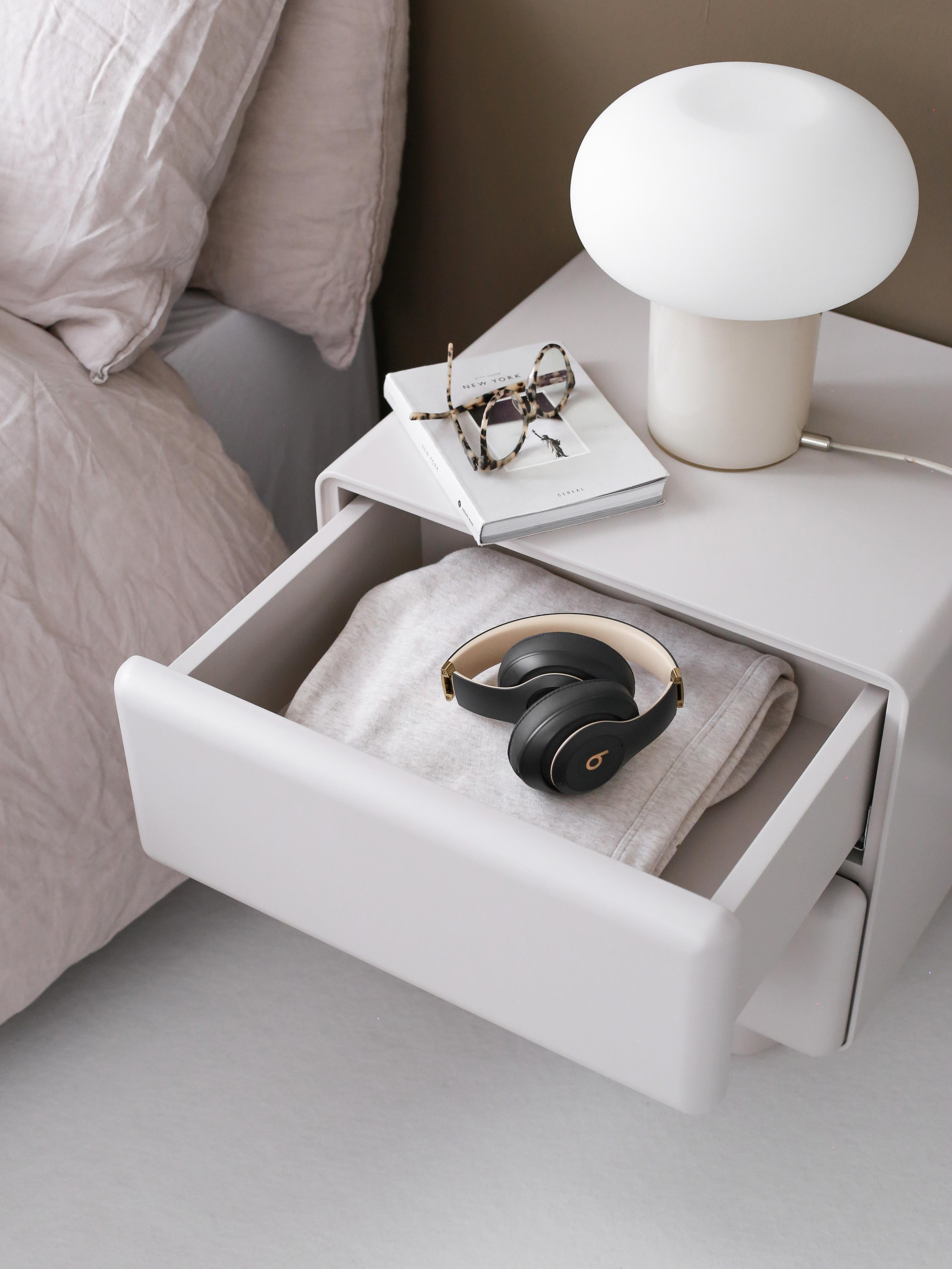 Turc Tombul 2-Drawer Nightstand with Push-to-Open Mechanism, Cloud Grey en vente