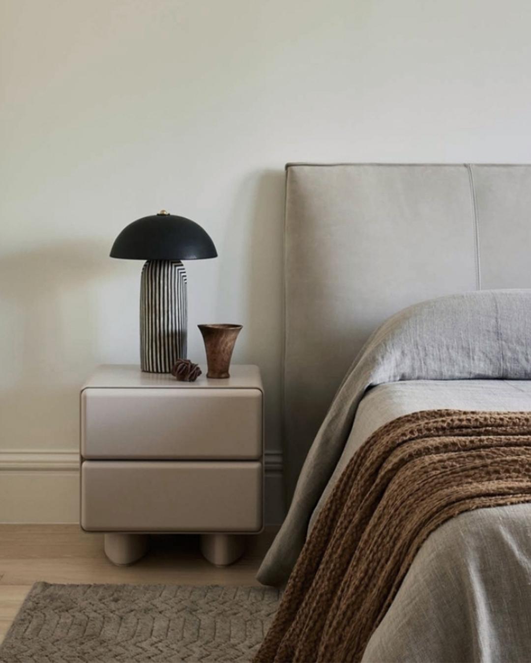 Sculpté à la main Tombul 2-Drawer Nightstand with Push-to-Open Mechanism, Cloud Grey en vente