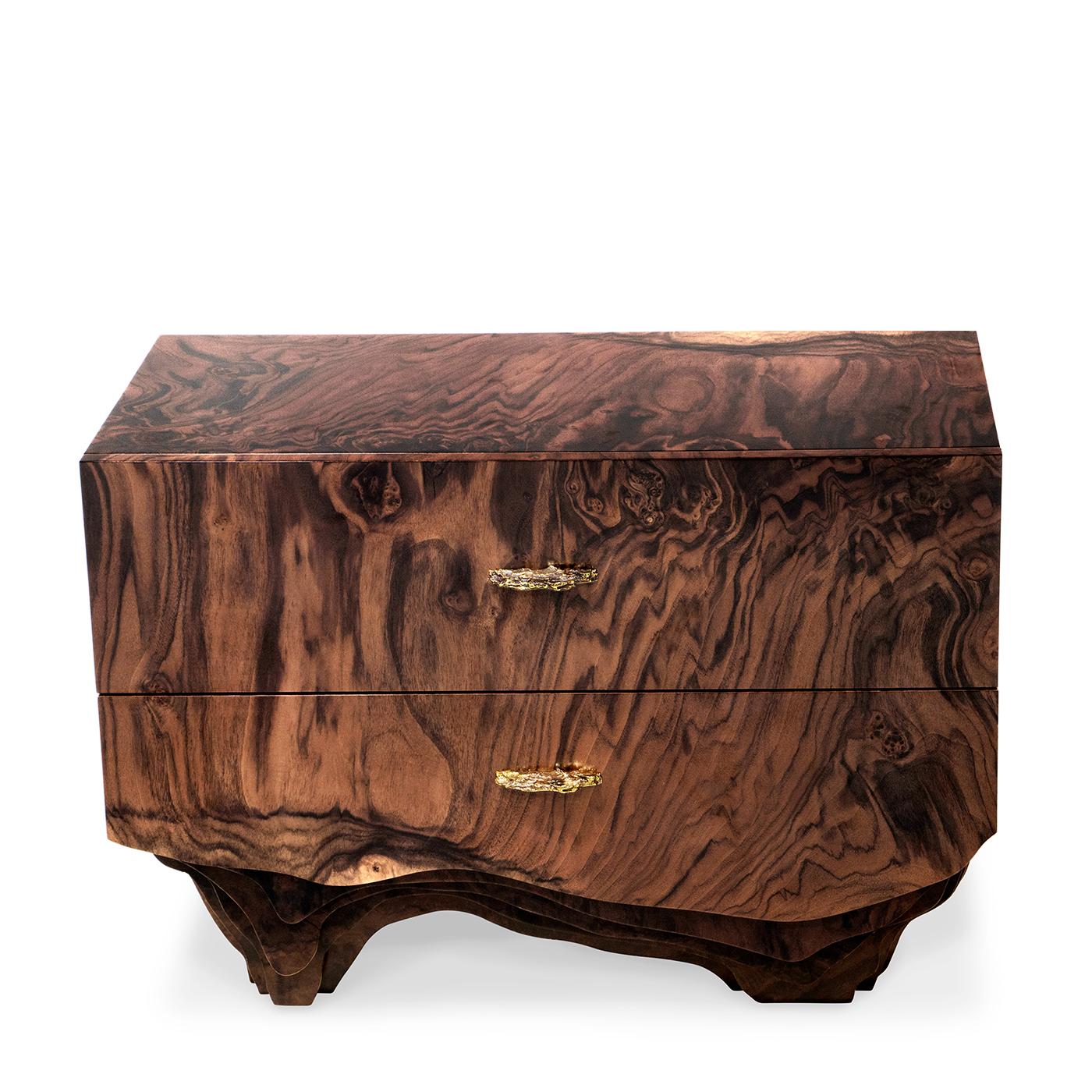 Tomer Nightstand with structure in veneered walnut and
with base in hand-hammered solid brass in vintage finish.
Handles in solid brass. Inside structure in veneered palisander 
wood in matte finish and with catsed solid brass decoration details.