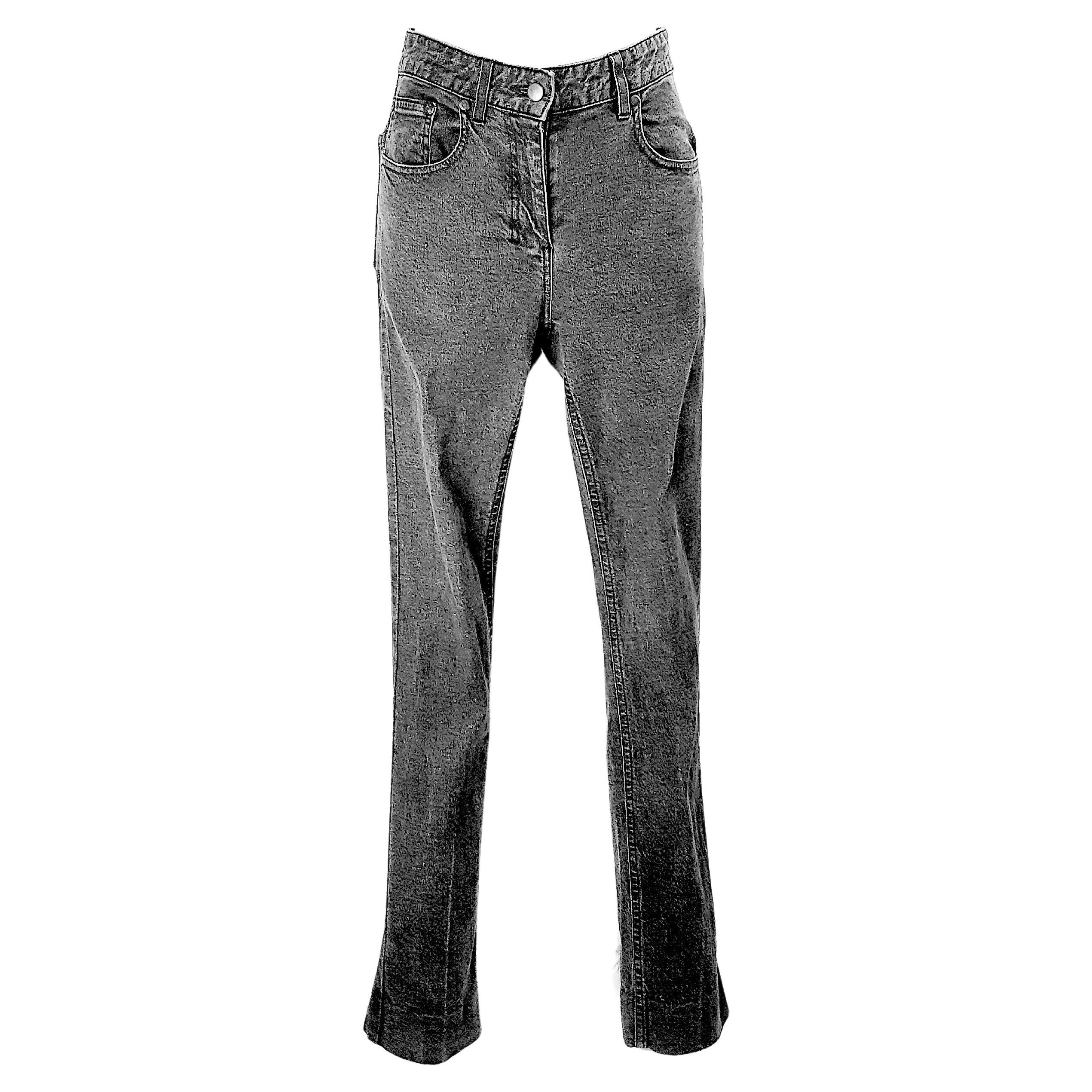 Dans le style sexy et moulant que le Texan Tom Ford a introduit en tant qu'ancien directeur artistique d'Yves Saint Laurent Rive Gauche alors que l'estimé créateur français éponyme prenait sa retraite au début des années 2000, cette paire de jeans