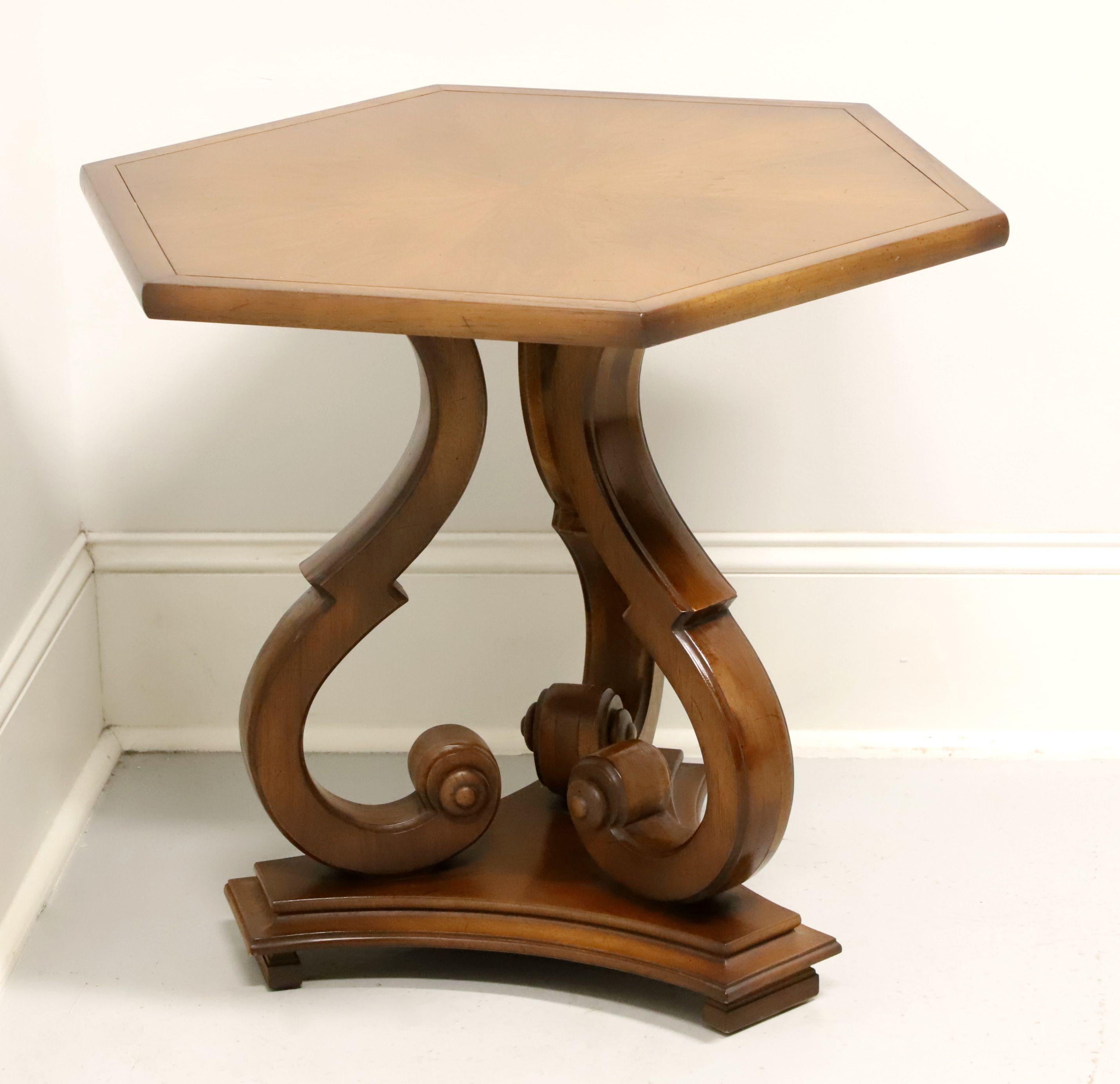 Une table d'appoint de style néoclassique par Tomlinson Furniture. En noyer ou en bois de noyer similaire, avec une finition muscade, un plateau en bois flammé de forme hexagonale avec des bandes et des incrustations, et trois pieds en forme de