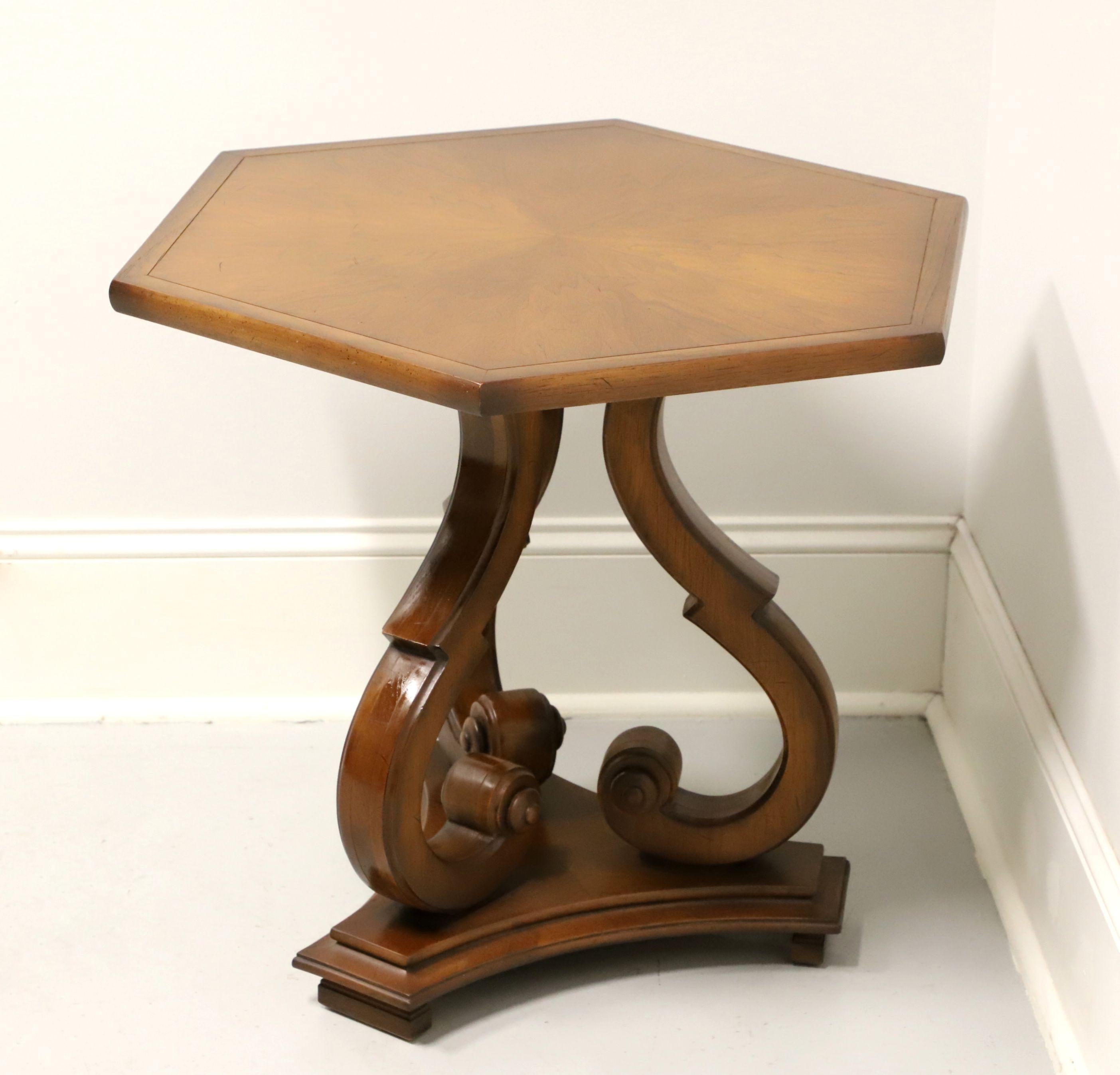 Américain Table d'appoint hexagonale de style néoclassique Tomlinson des années 1960 - A en vente