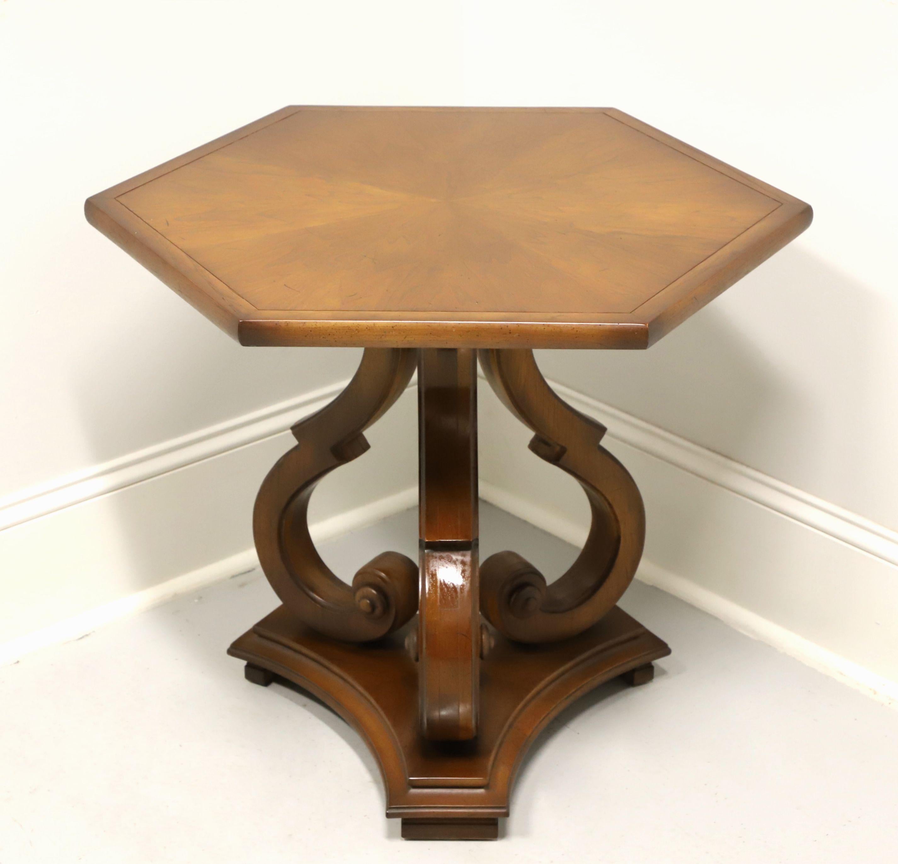 Table d'appoint hexagonale de style néoclassique Tomlinson des années 1960 - A en vente 1