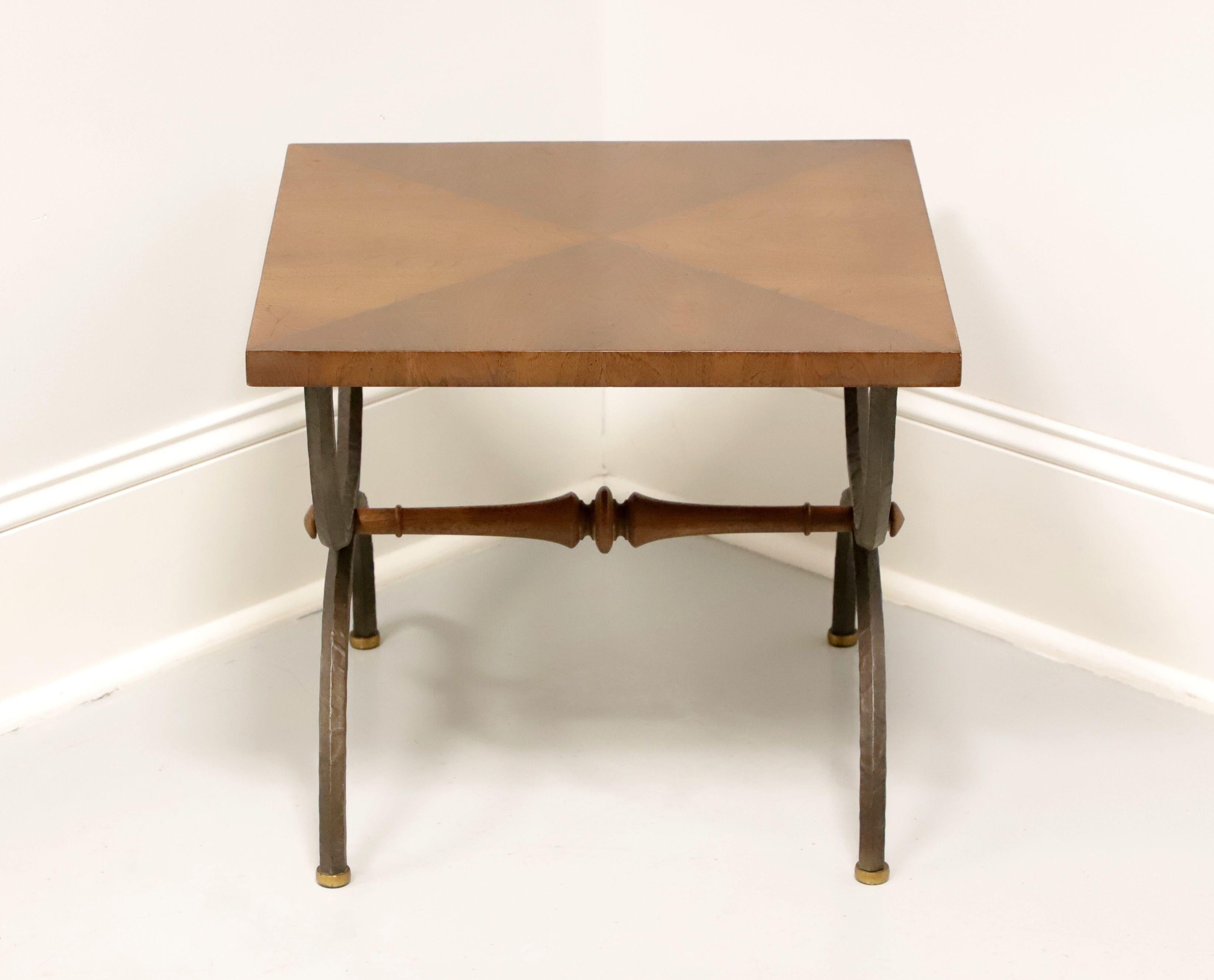 Table à cocktail du milieu du 20e siècle, fabriquée par Tomlinson Furniture. Noyer avec finition Château, plateau en parquet, pieds en métal en forme de 