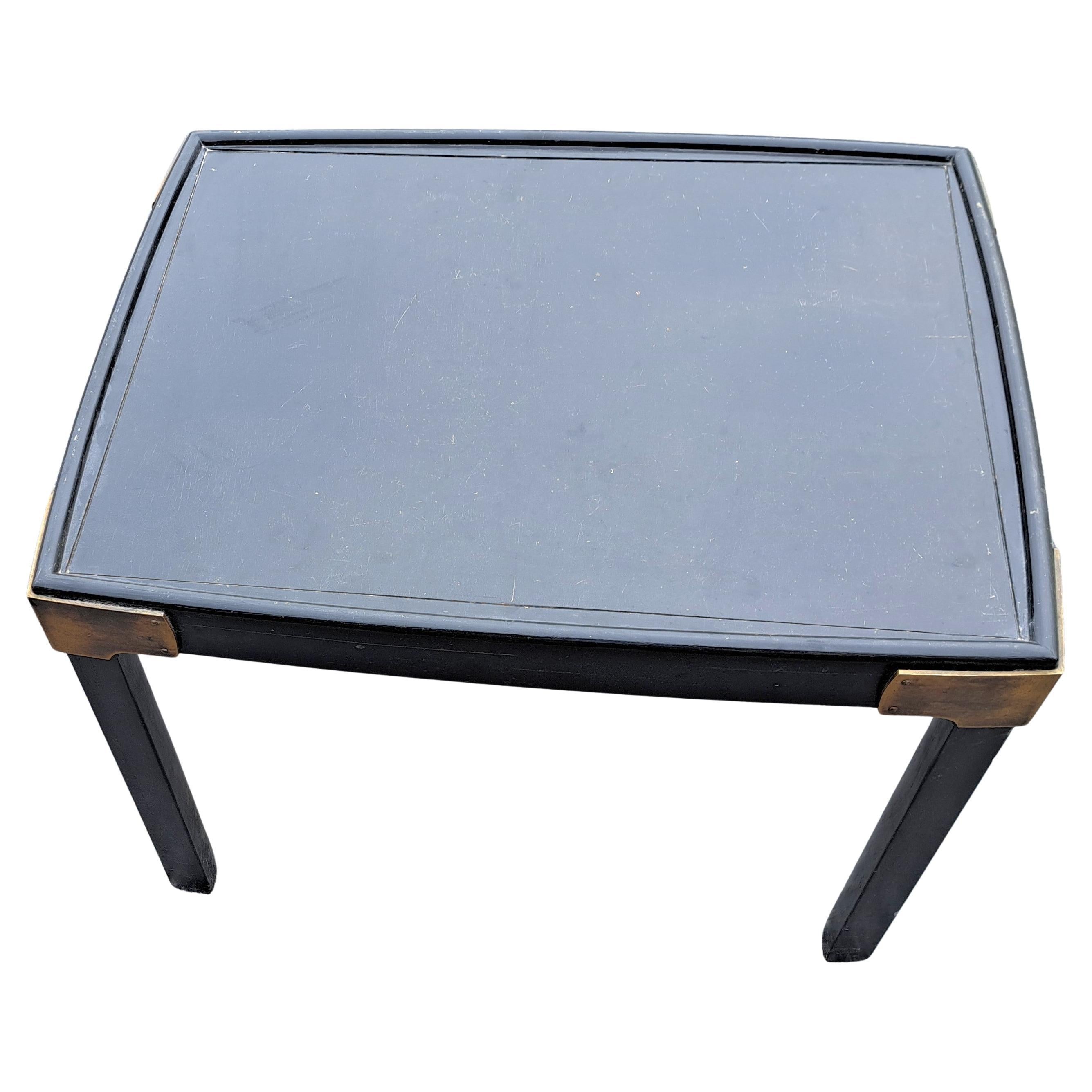 Table basse/latérale vintage en ébène de Tomlinson avec plateau carré incurvé et accents en laiton. Avec une étiquette au pochoir sur le dessous.