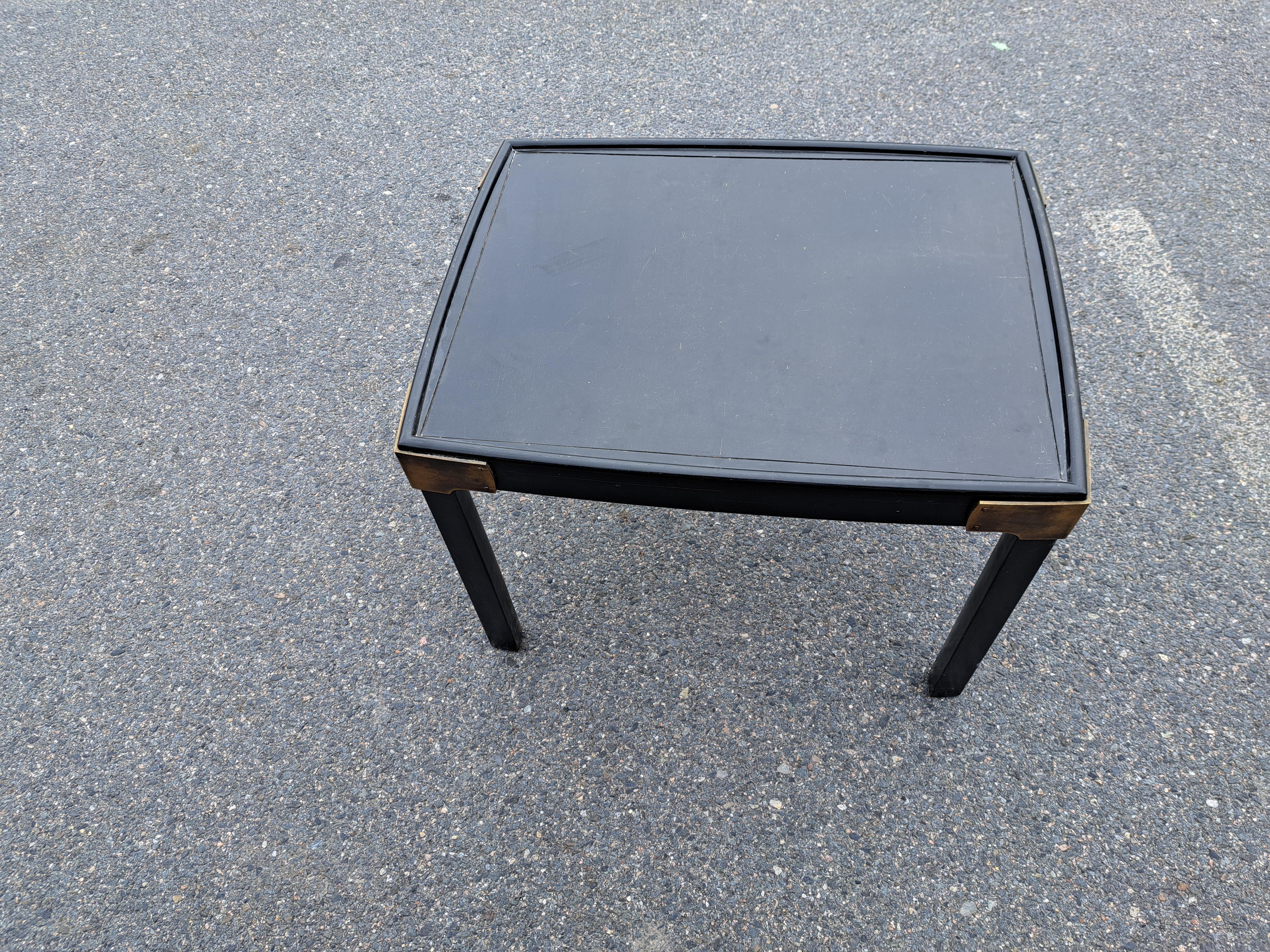 Américain Table basse/côté Tomlinson en ébène et laiton en vente