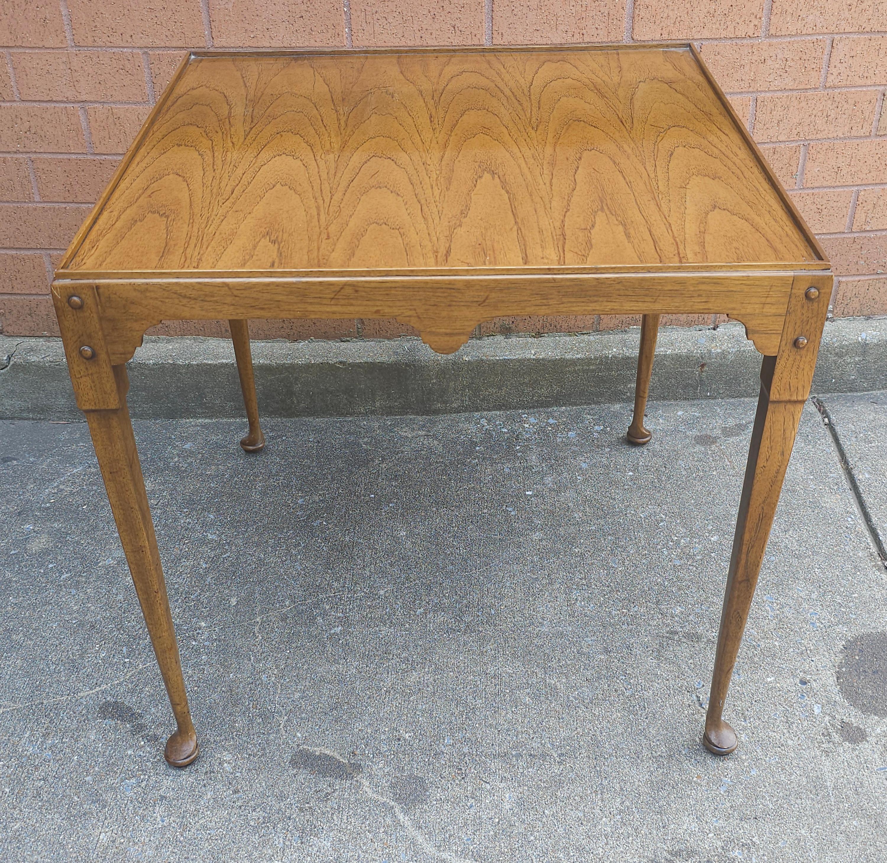 Eine Mitte des Jahrhunderts Tomlinson Furniture Co. Queen Anne Style Walnuss Spieltisch in tollem Vintage-Zustand. Misst 26