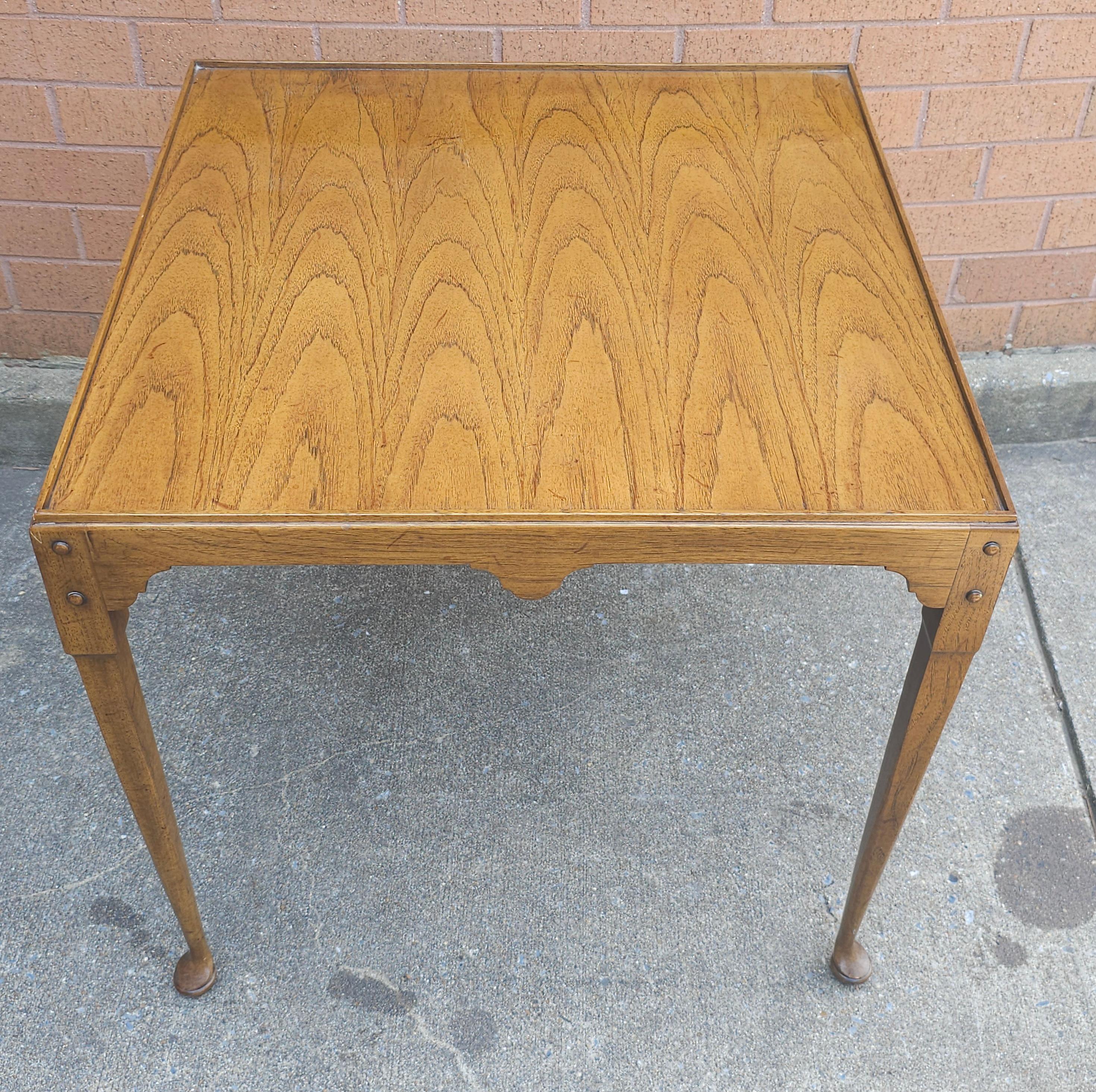 Tomlinson Furniture Co. Queen Anne Stil Nussbaum Beistelltisch (amerikanisch) im Angebot