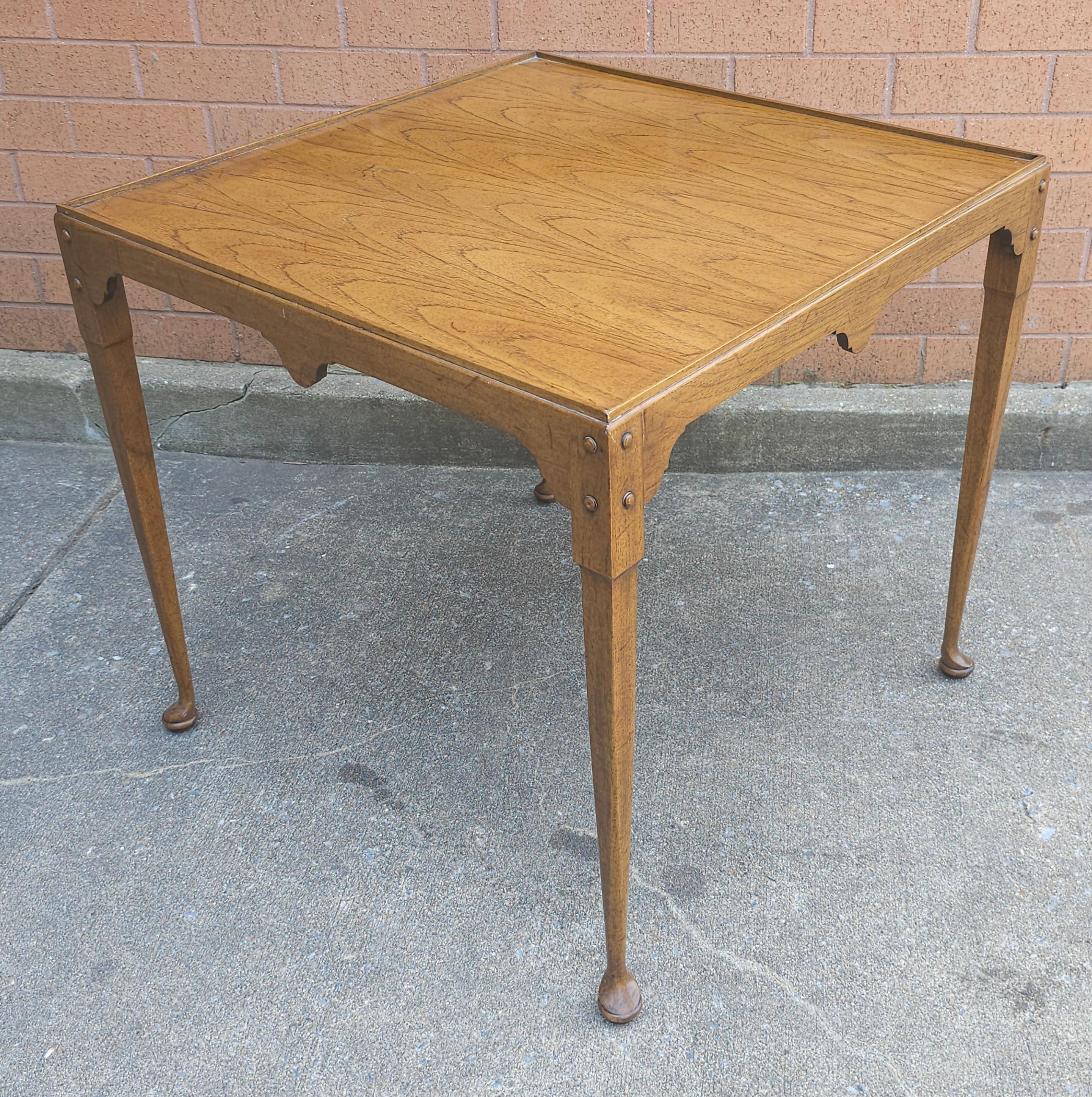 Tomlinson Furniture Co. Queen Anne Stil Nussbaum Beistelltisch (Sonstiges) im Angebot