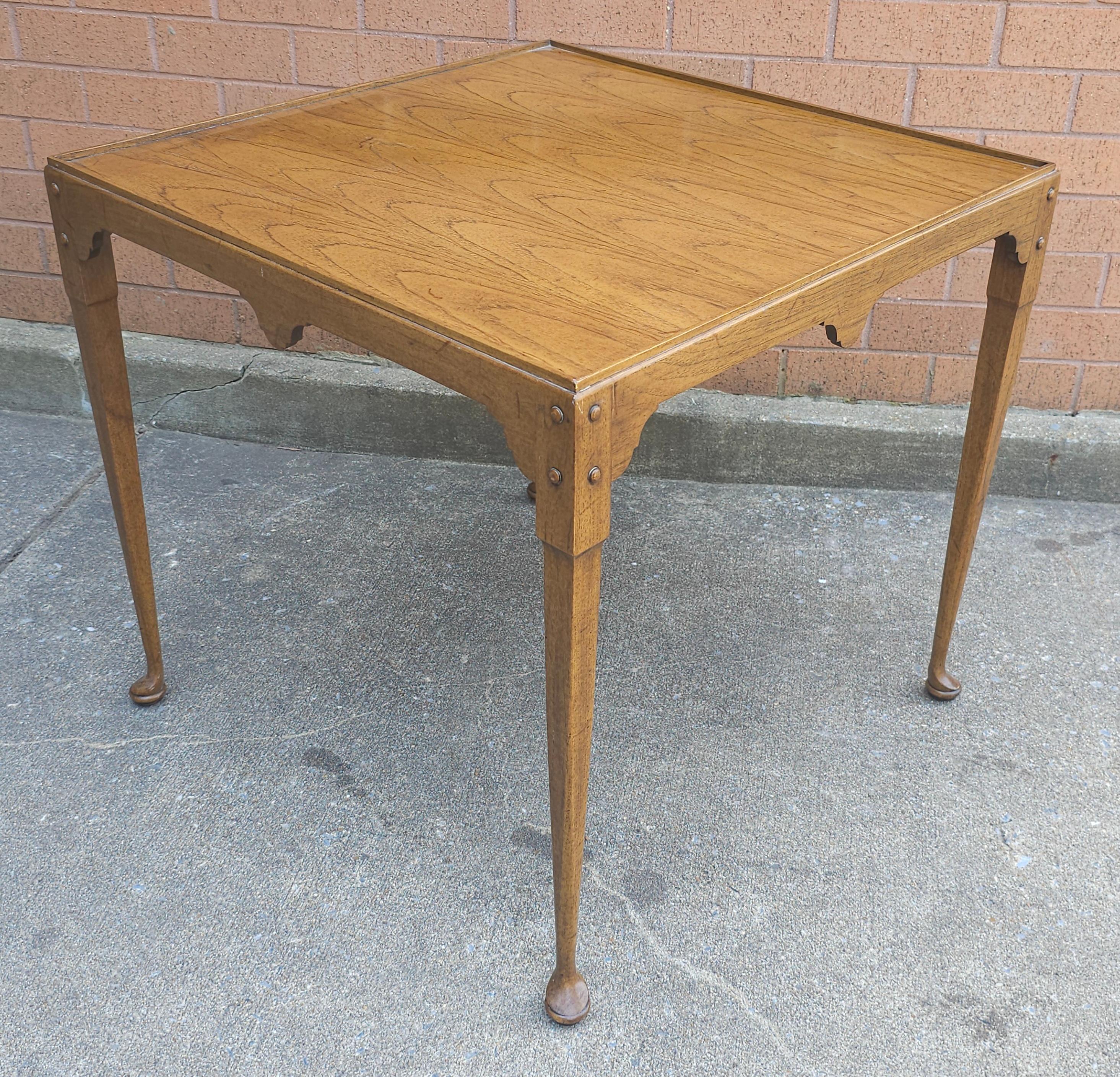Tomlinson Furniture Co. Queen Anne Stil Nussbaum Beistelltisch im Zustand „Gut“ im Angebot in Germantown, MD