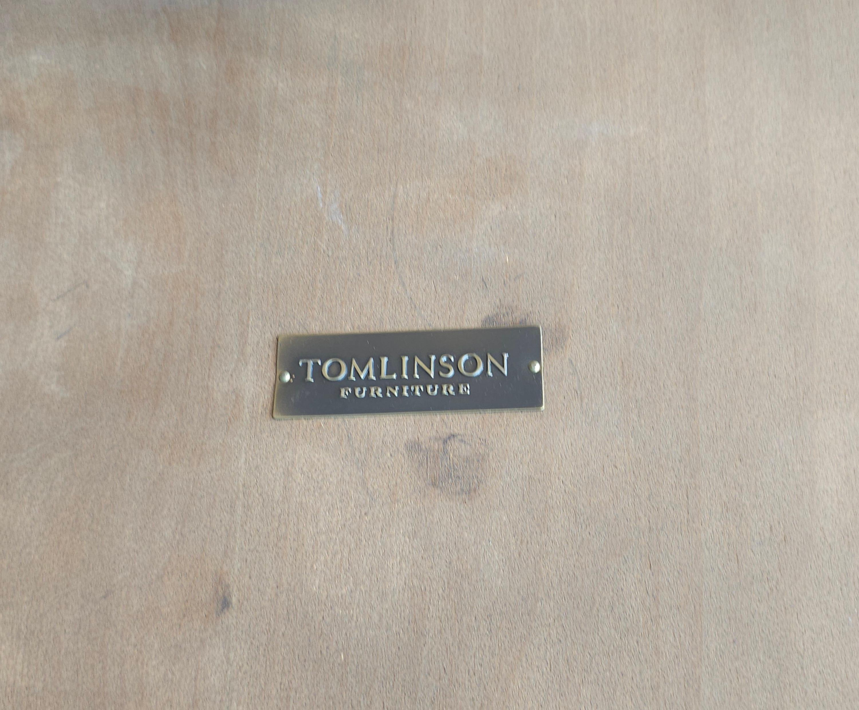 Tomlinson Furniture Co. Queen Anne Stil Nussbaum Beistelltisch (Walnuss) im Angebot