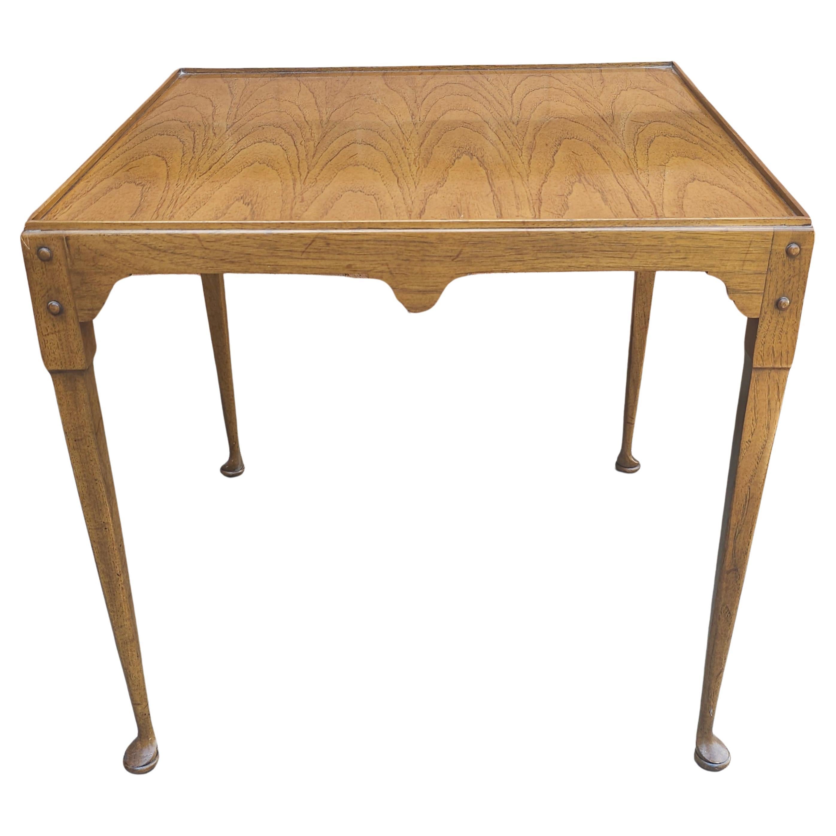 Tomlinson Furniture Co. Queen Anne Stil Nussbaum Beistelltisch