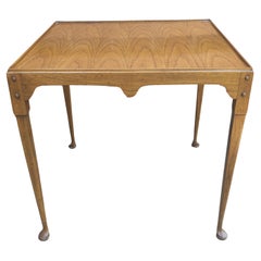 Tomlinson Furniture Co. Mesa auxiliar de nogal estilo Queen Anne