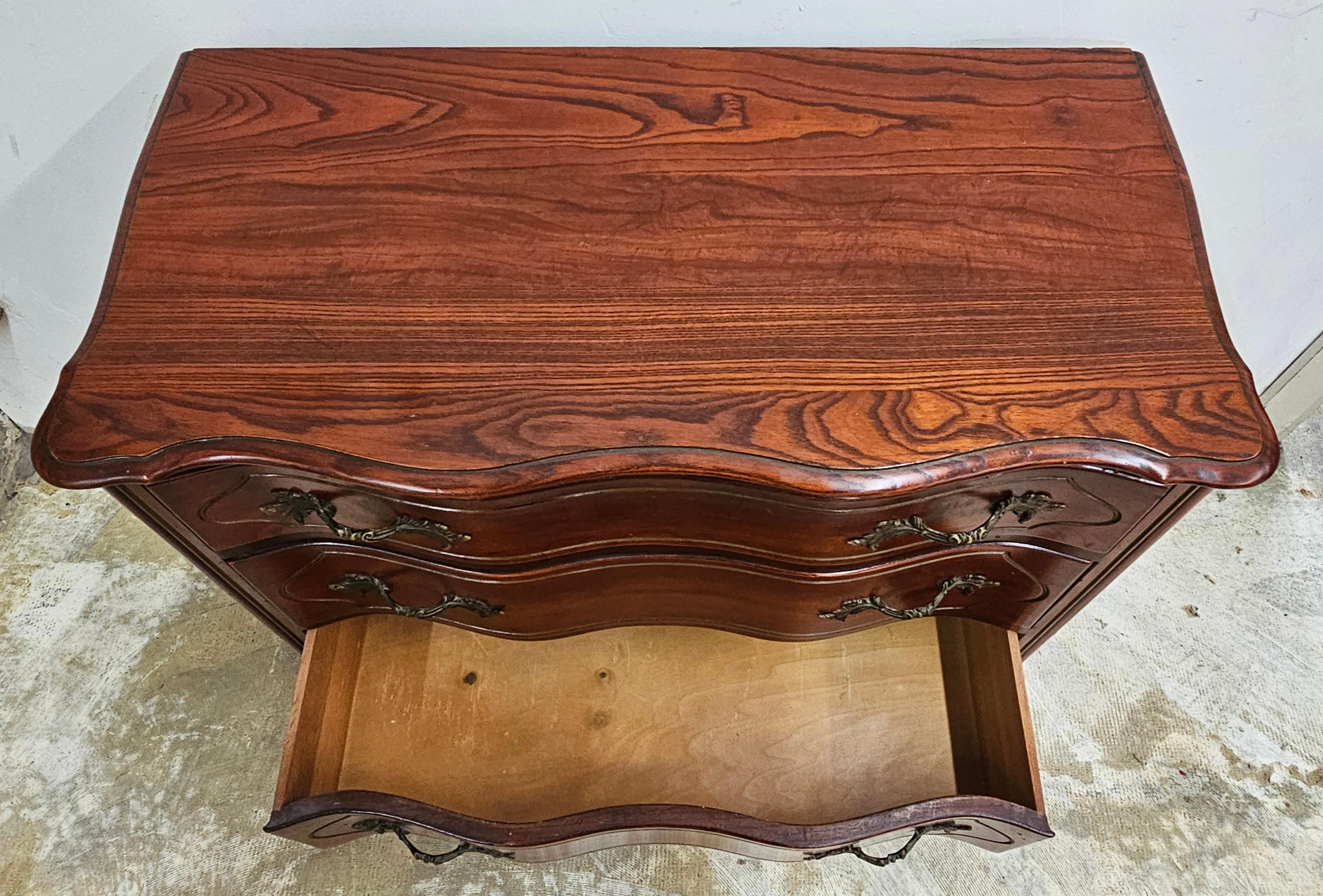 Tomlinson Furniture Cassettiera provinciale in Oak del metà del secolo scorso in vendita 2
