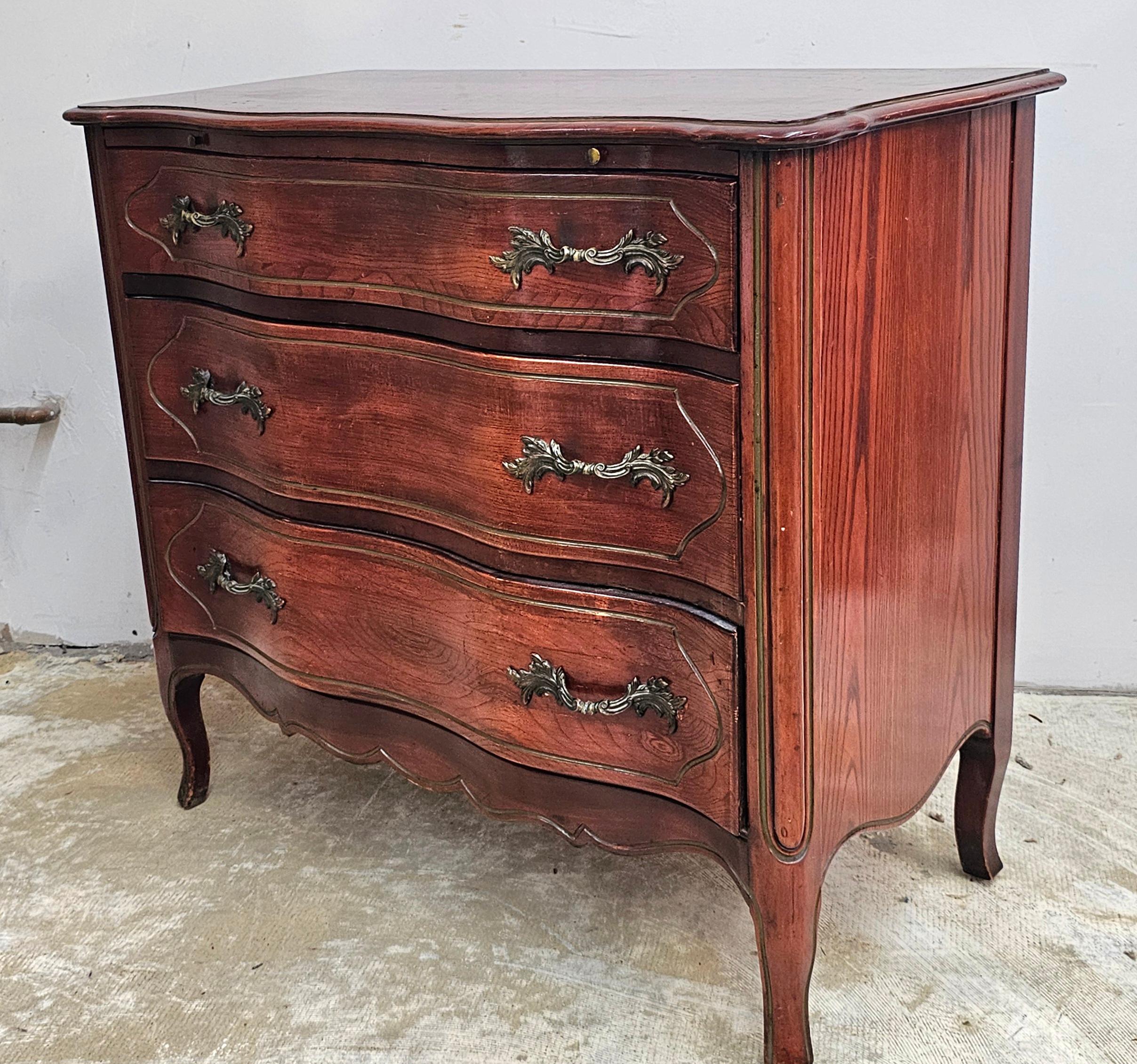 Mordenzato Tomlinson Furniture Cassettiera provinciale in Oak del metà del secolo scorso in vendita