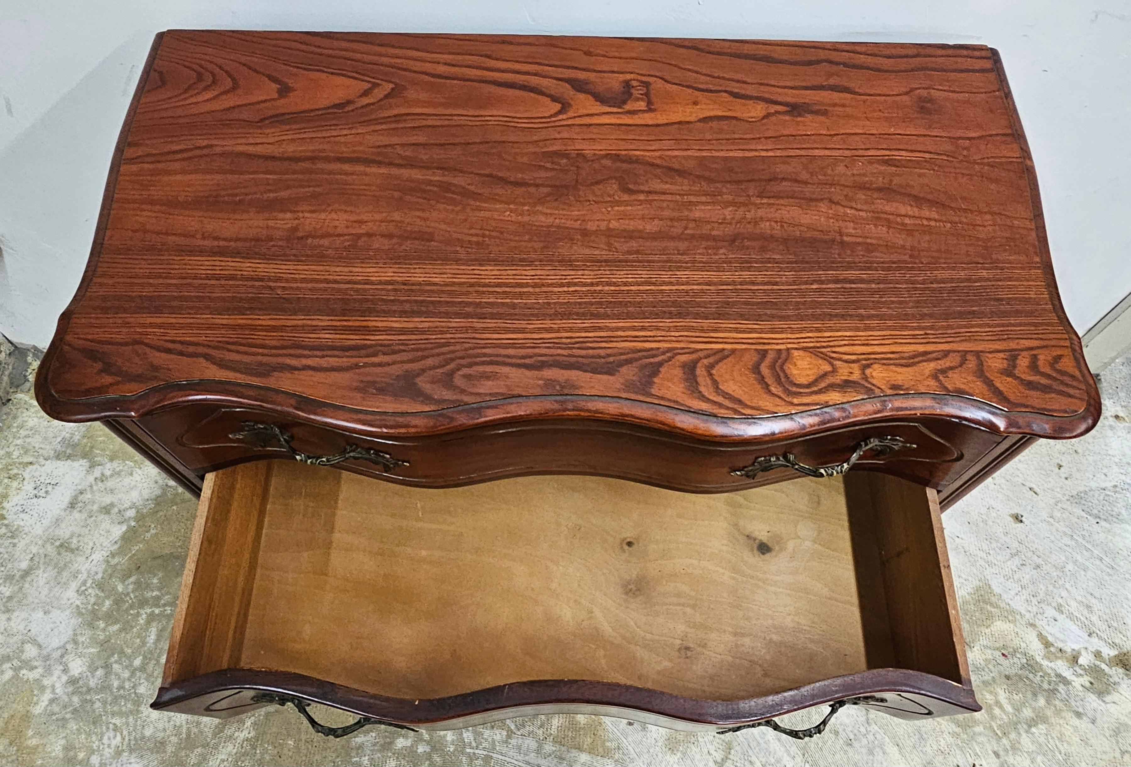 Tomlinson Furniture Cassettiera provinciale in Oak del metà del secolo scorso in vendita 1