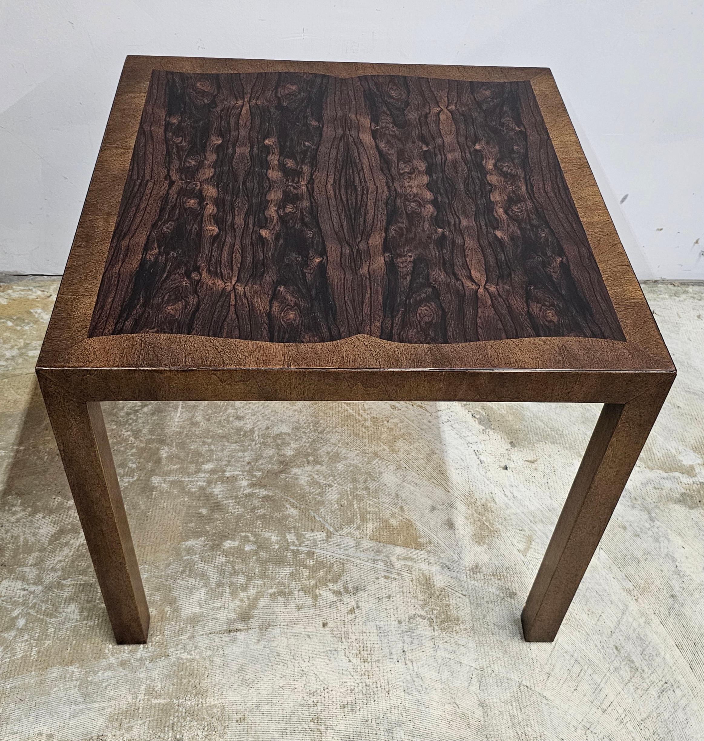  Tomlinson Möbel Mid-Century Palisander und Nussbaum Quadratische Beistelltisch
Maße: 27