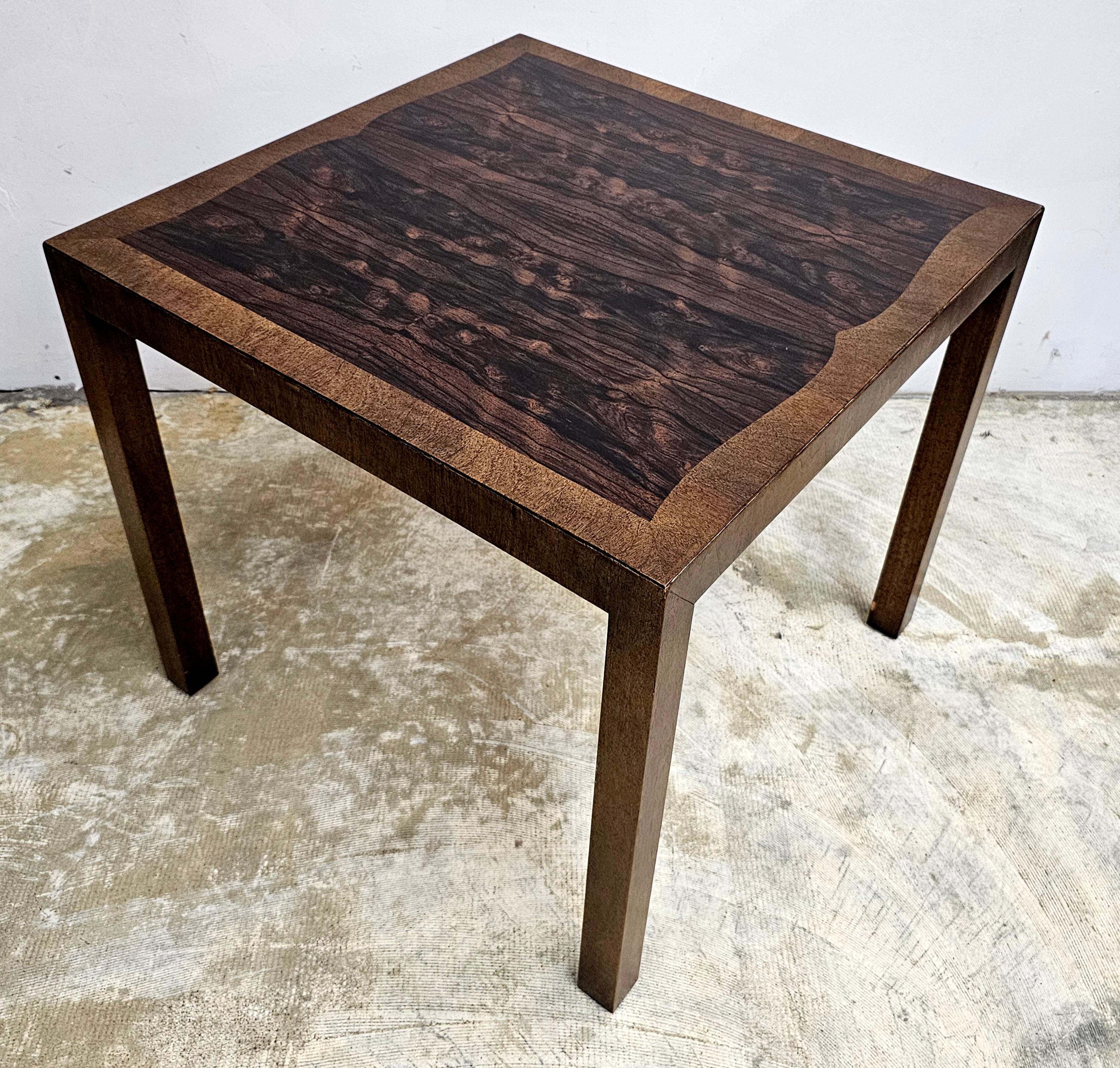 Tomlinson Möbel Mid-Century Palisander und Nussbaum Quadratische Beistelltisch (amerikanisch) im Angebot