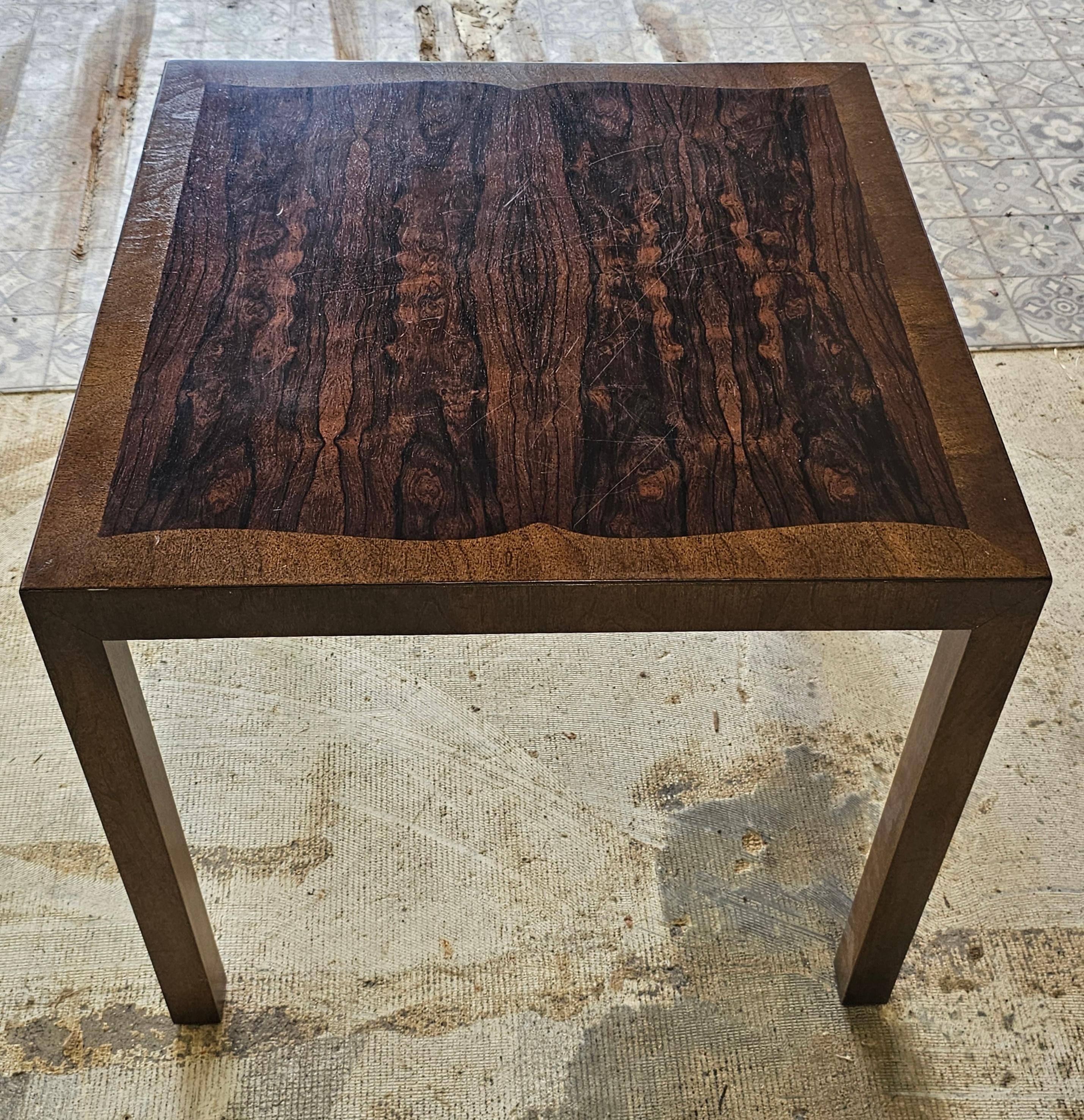 Tomlinson Möbel Mid-Century Palisander und Nussbaum Quadratische Beistelltisch (Rosenholz) im Angebot