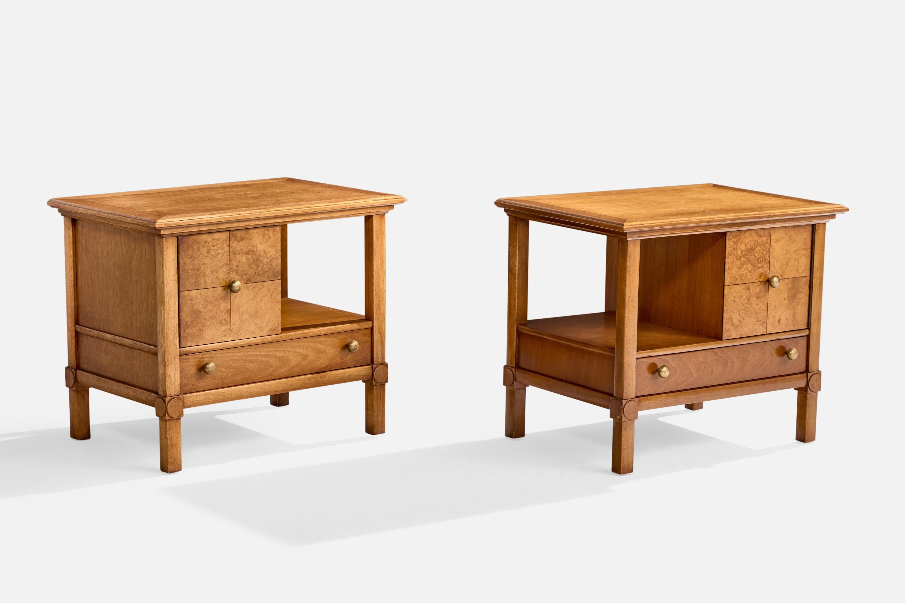 Paire de tables de nuit en noyer et laiton produites par Tomlinson Furniture, USA, c.1950s.

Dimensions globales (pouces) : 22.25 