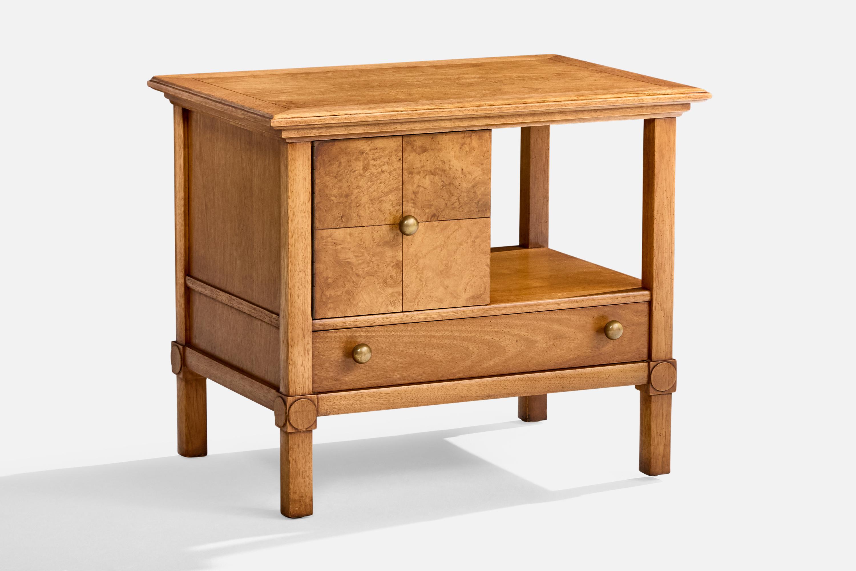 Américain Meubles Tomlinson, tables de nuit, noyer, laiton, États-Unis, années 1950 en vente