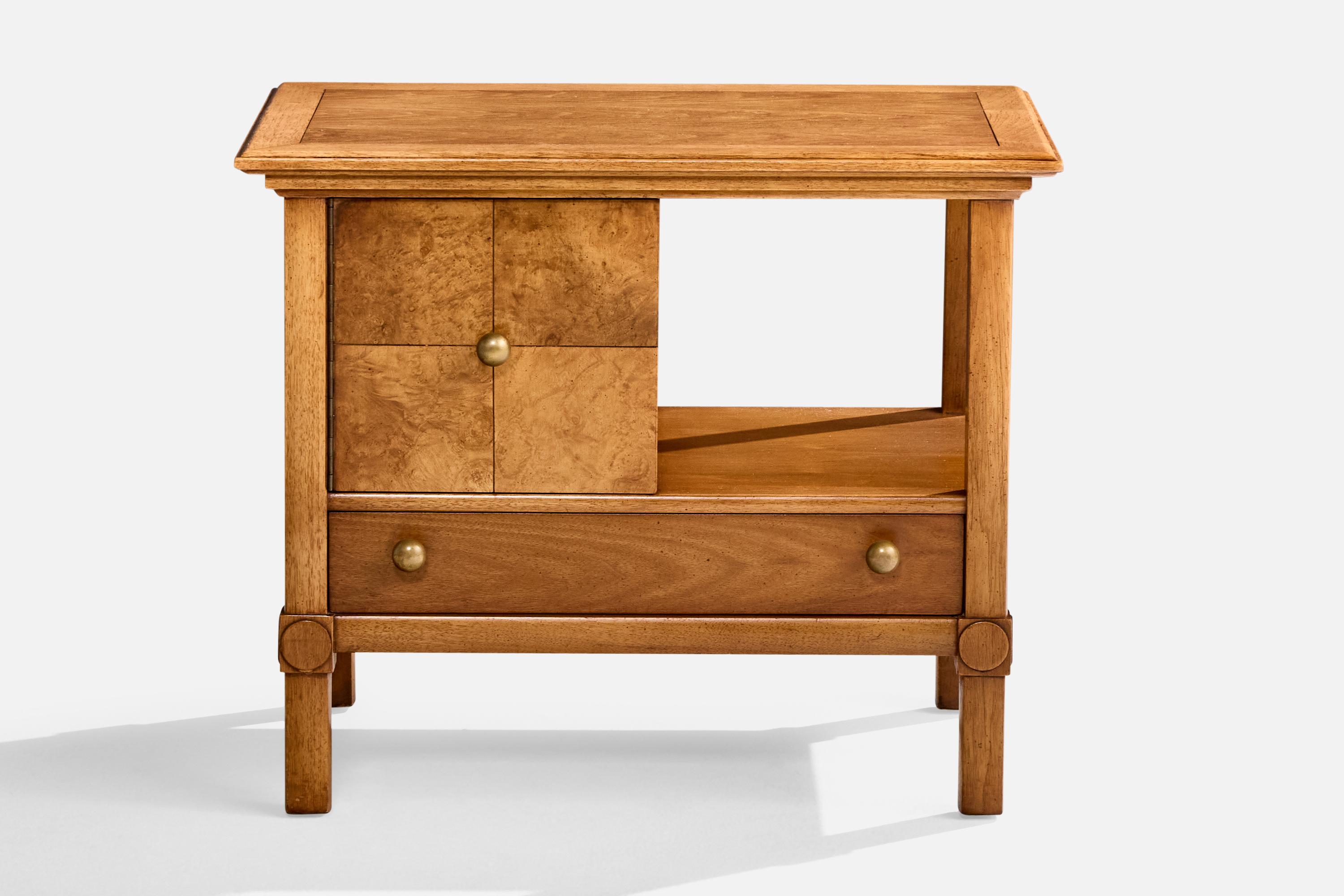 Meubles Tomlinson, tables de nuit, noyer, laiton, États-Unis, années 1950 Bon état - En vente à High Point, NC