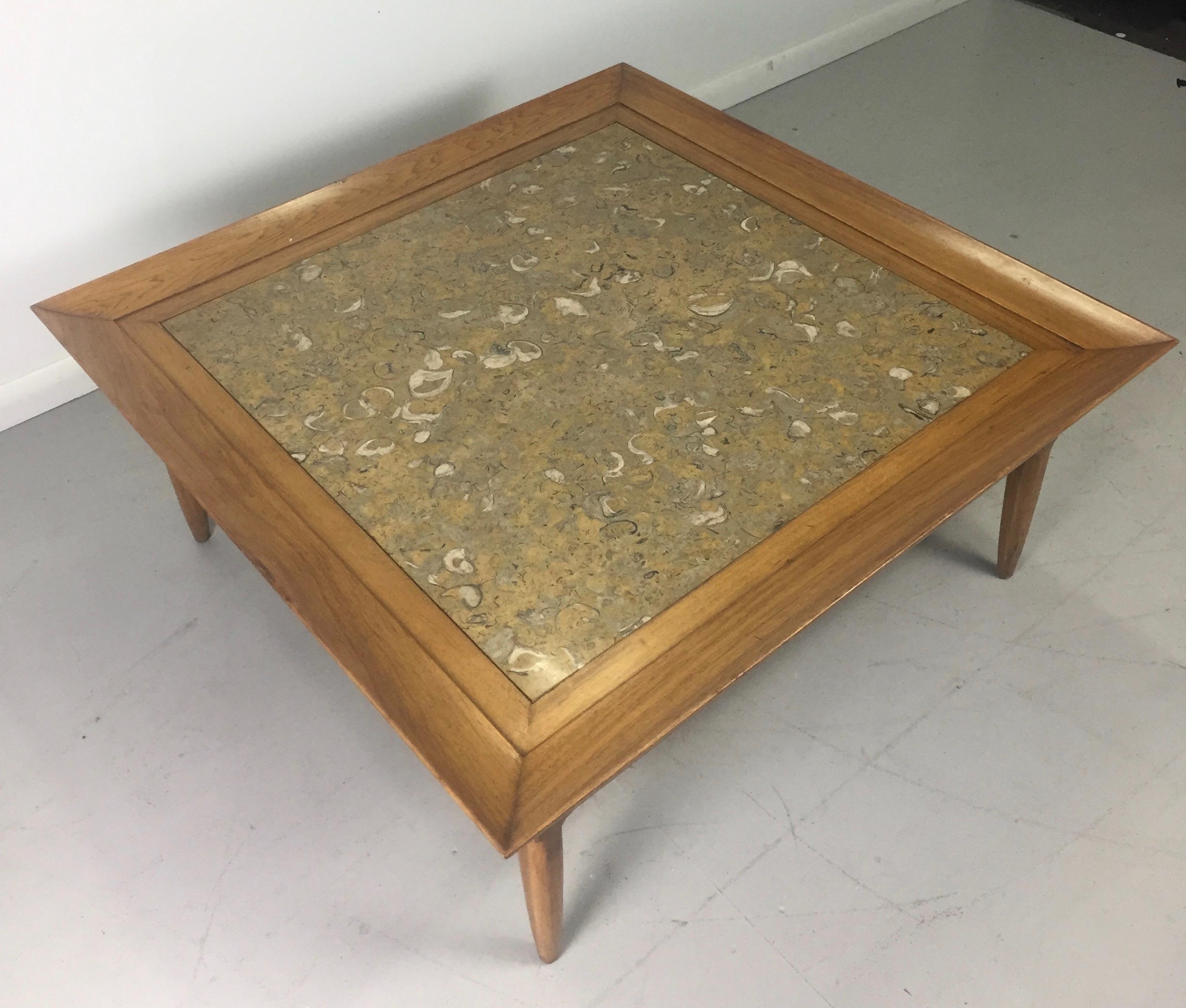 Mid-Century Modern Table basse Tomlinson en marbre et pécan du milieu du siècle dernier en vente