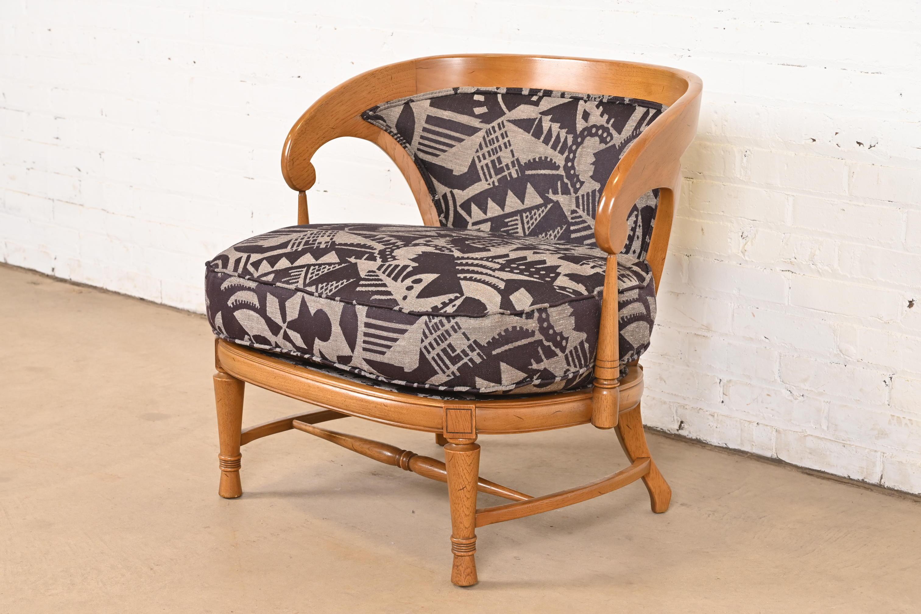 Ein außergewöhnlicher Mid-Century Modern Clubsessel oder Loungesessel

Von Tomlinson

USA, 1960

Gestell aus geschnitztem Nussbaumholz, Sitz und Rückenlehne gepolstert. Inklusive passendem Kopfkissen.

Maße: 27,63 